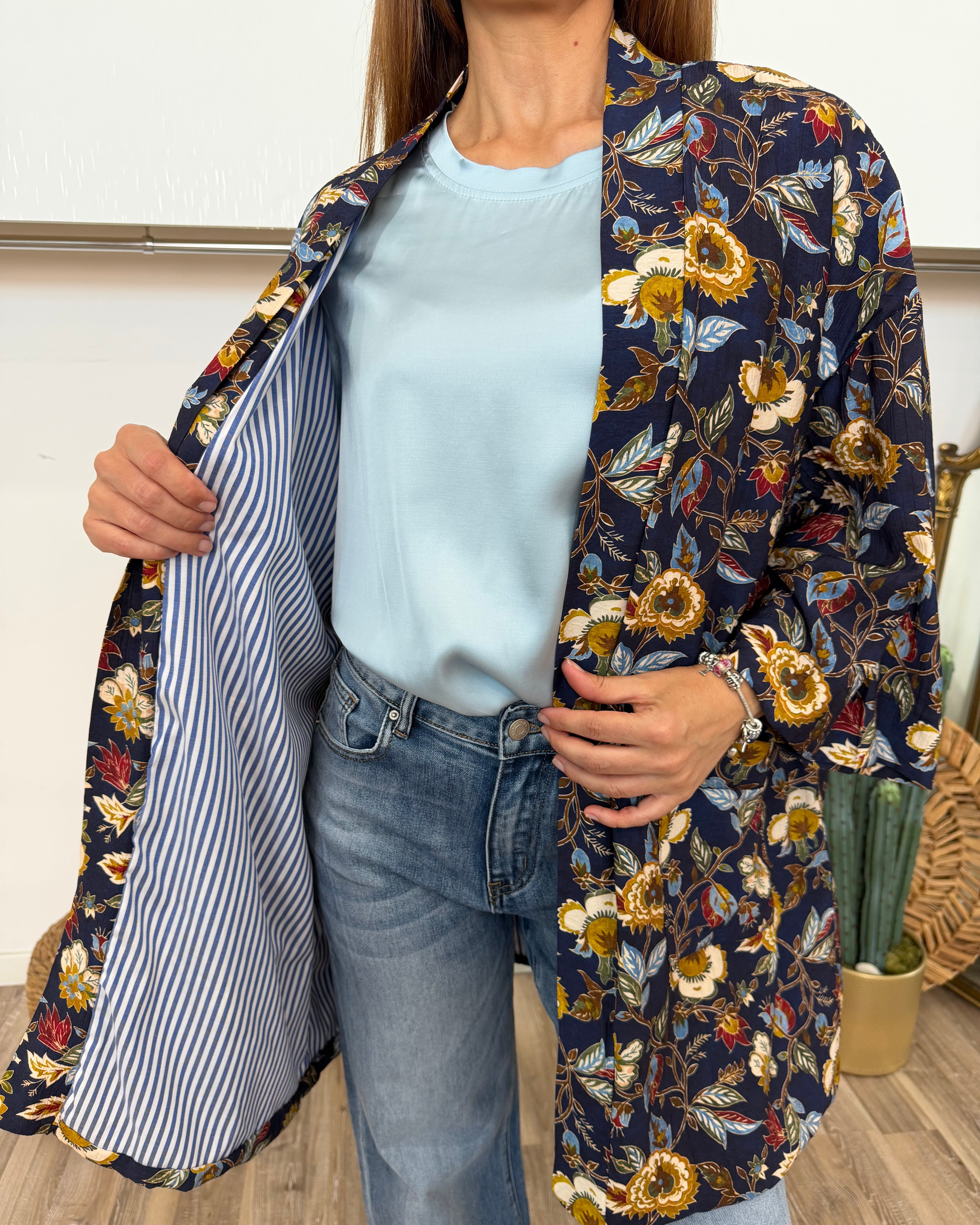 KIMONO FLOREALE CON INTERNO A RIGHE AZZURRE COL. BLU NAVY