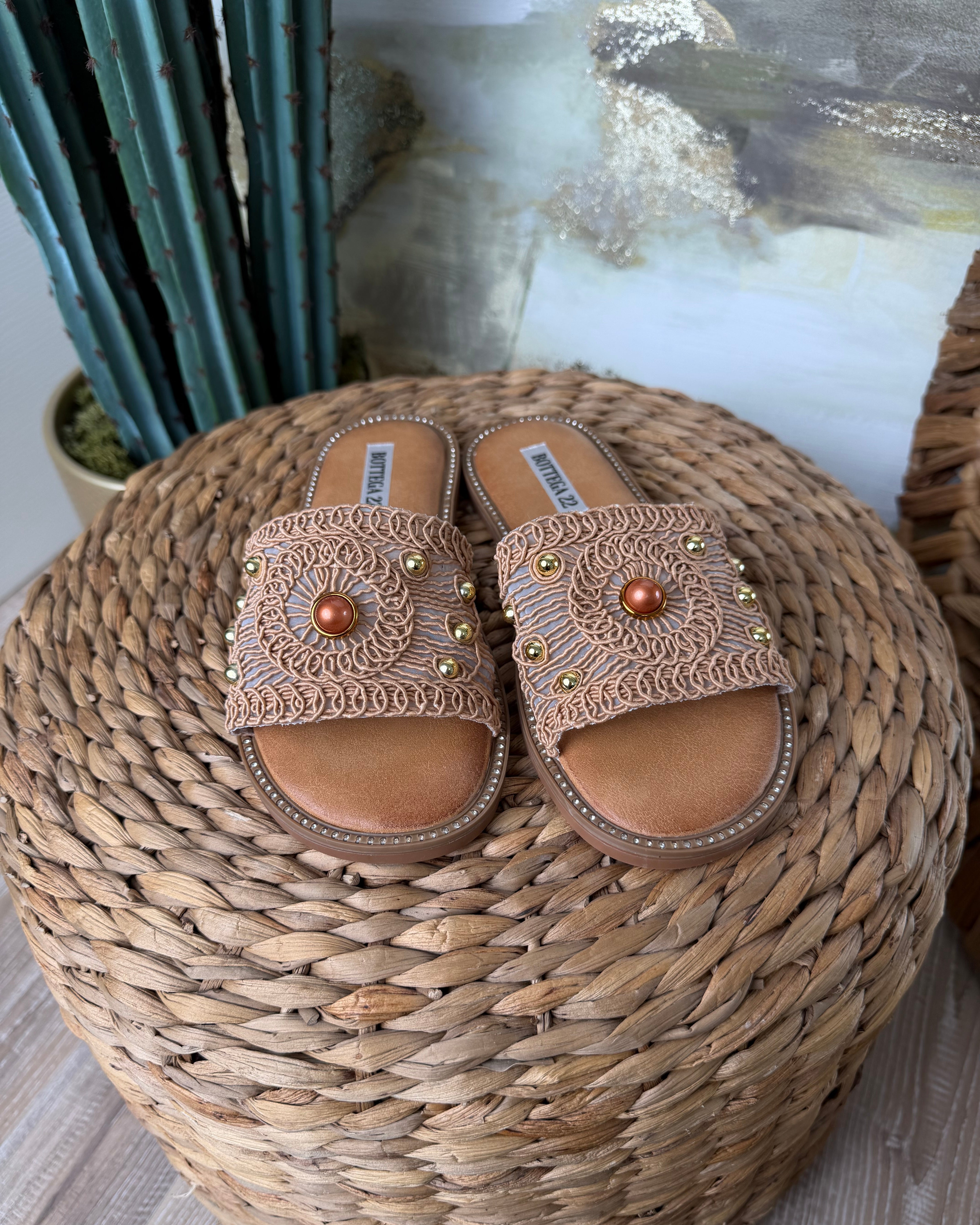 SANDALI CROCHET CON BORCHIE DORATE COL. CAMEL