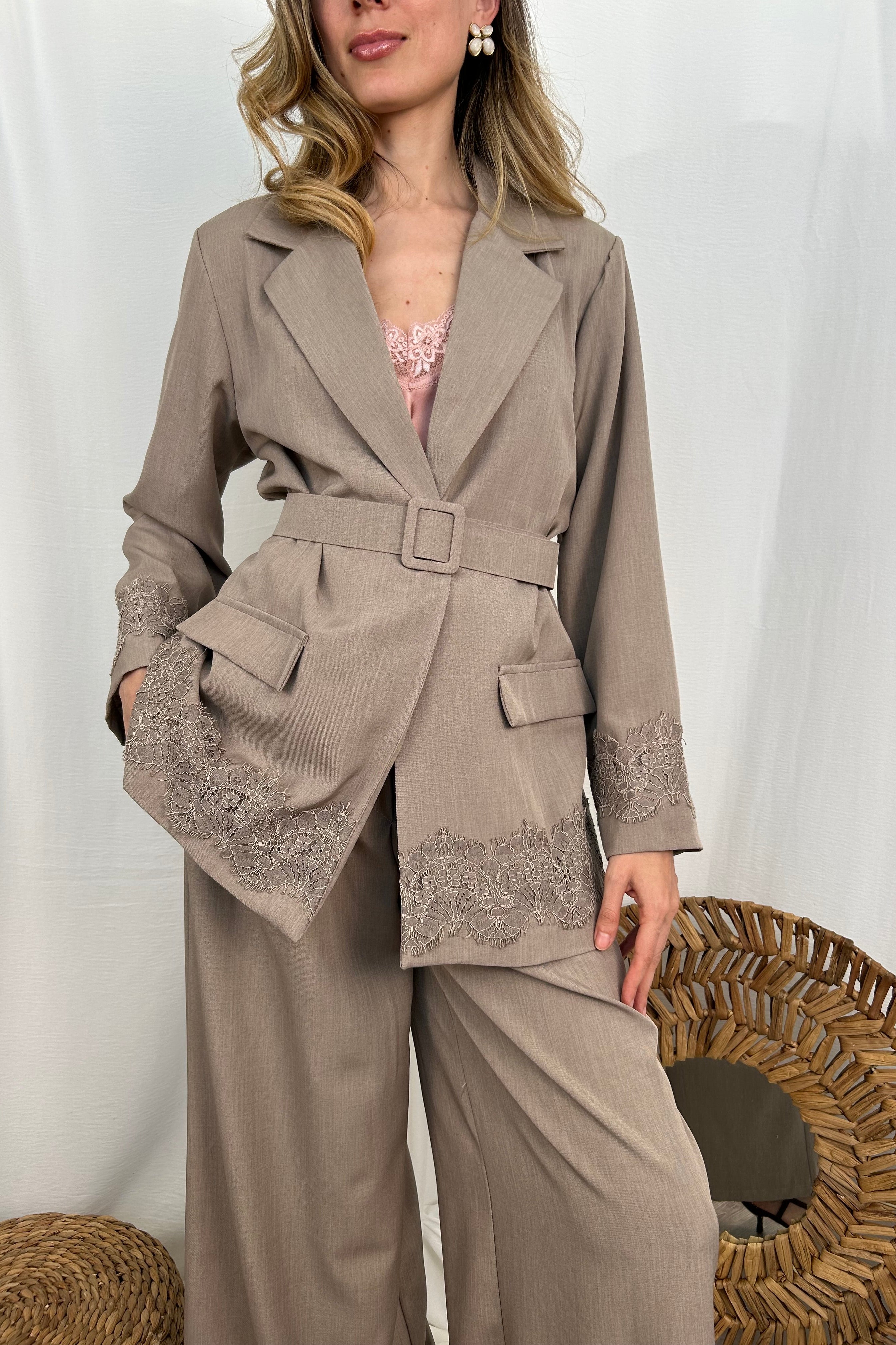 BLAZER CON CINTURA E DETTAGLI IN PIZZO COL. TORTORA