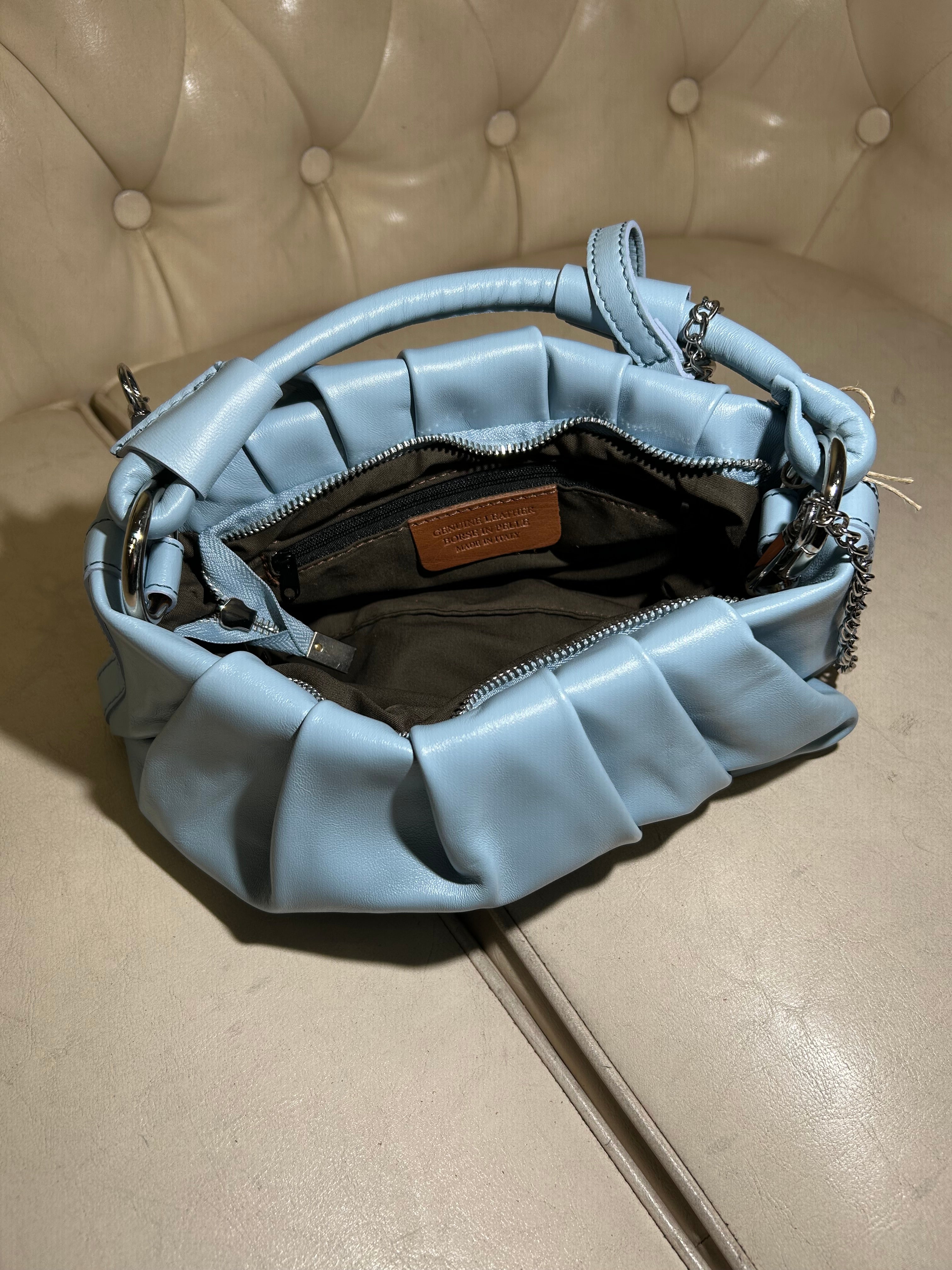 BORSA IN VERA PELLE CON MANICO MORBIDO E TRACOLLA CATENA COL.CIELO