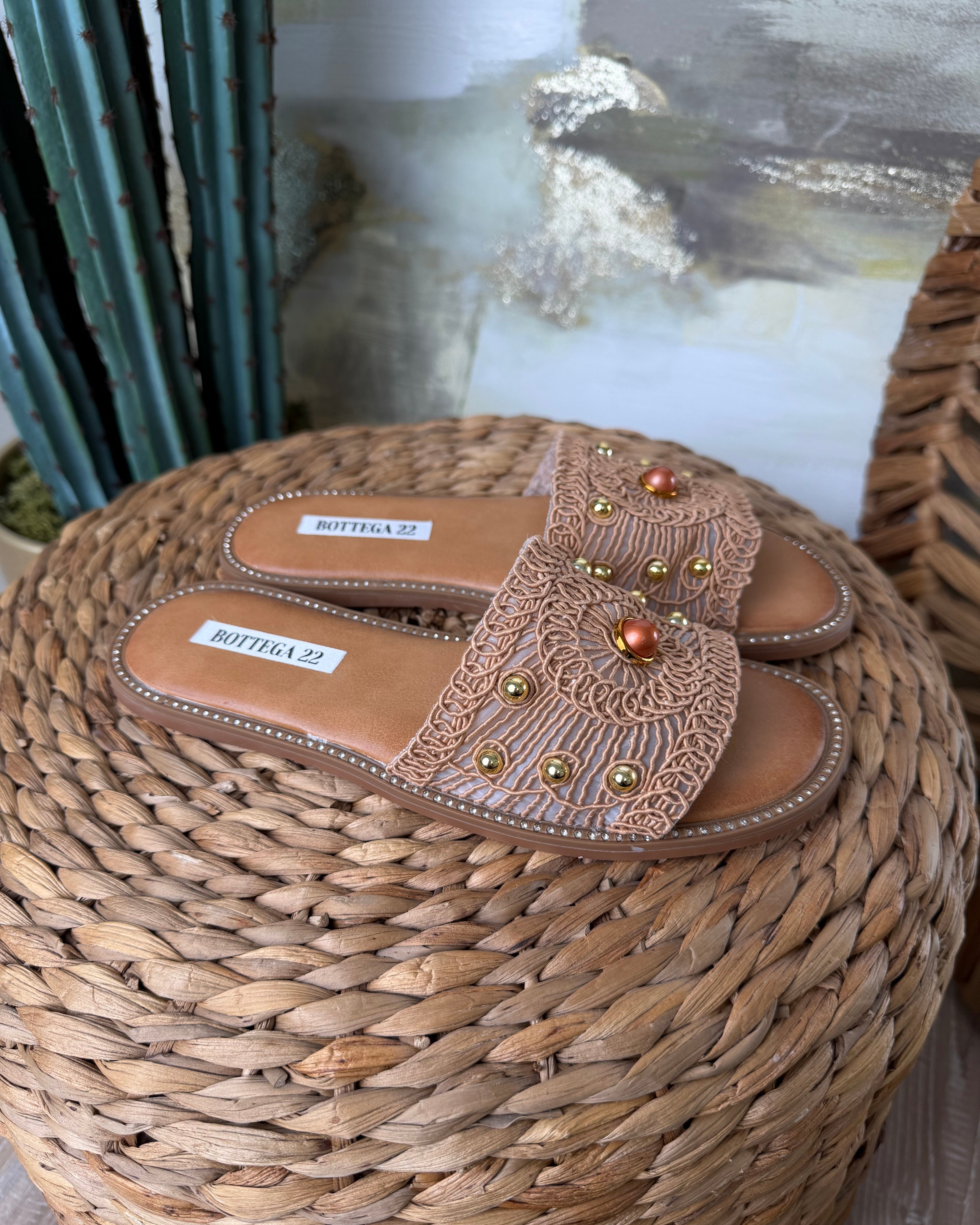SANDALI CROCHET CON BORCHIE DORATE COL. CAMEL