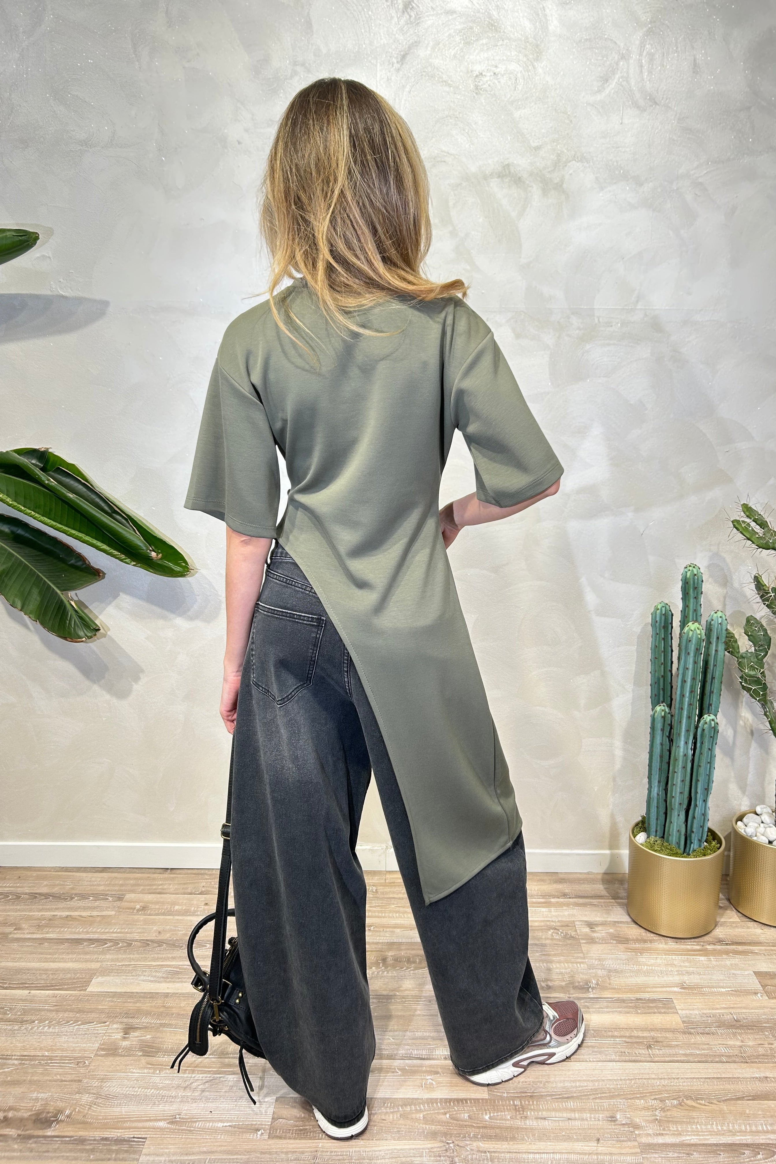 T-SHIRT CON ARRICCIO E PUNTA LATERALE COL. VERDE