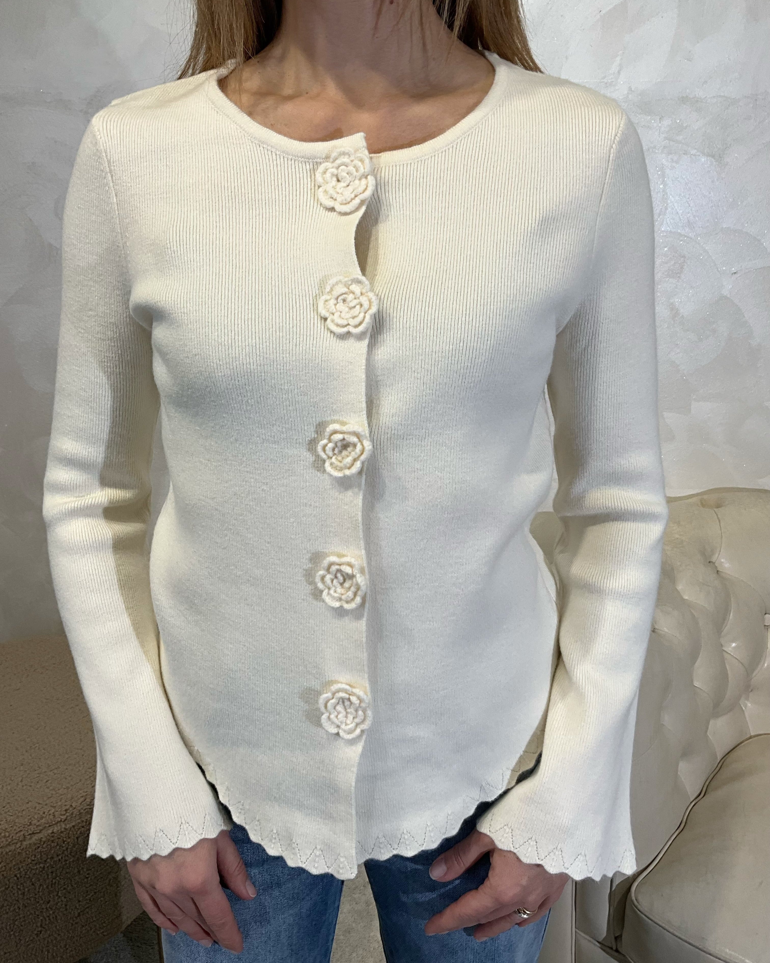 CARDIGAN CON BOTTONI DECORATI A FIORE COL.BIANCO