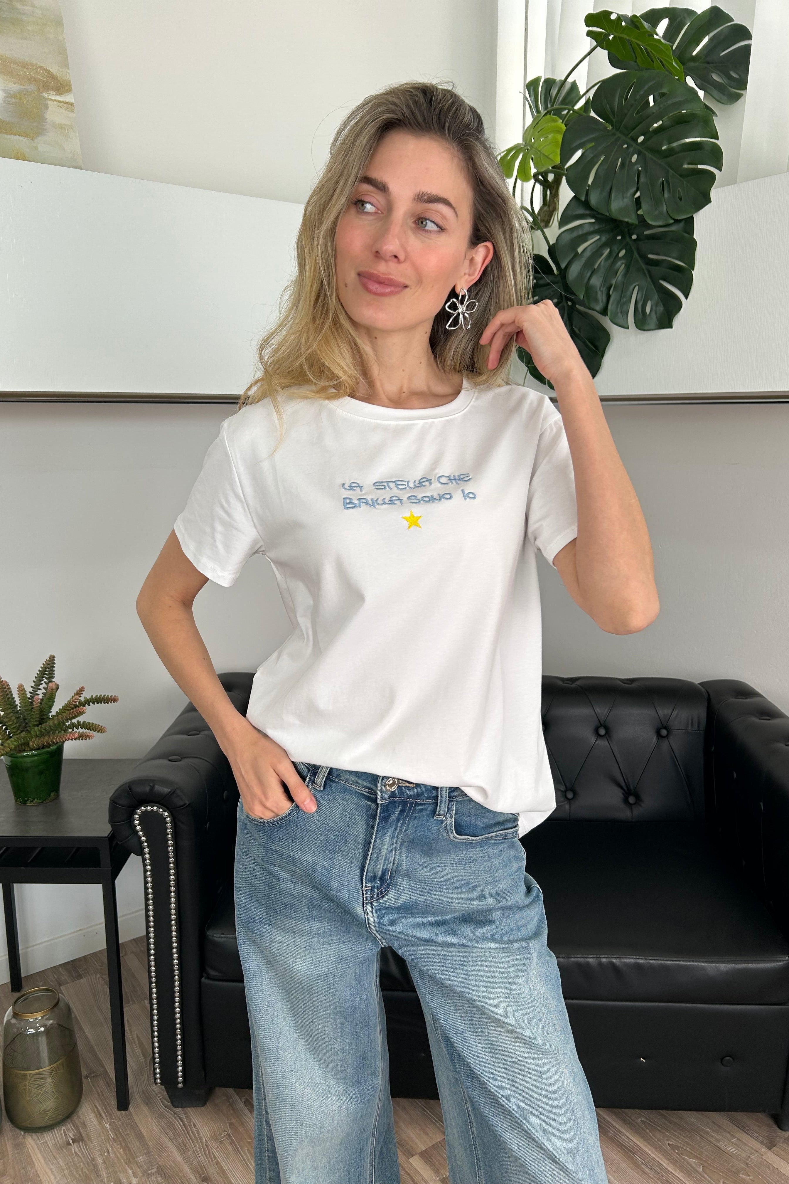 T-SHIRT CON SCRITTA “LA STELLA CHE BRILLA SONO IO” COL CELESTE