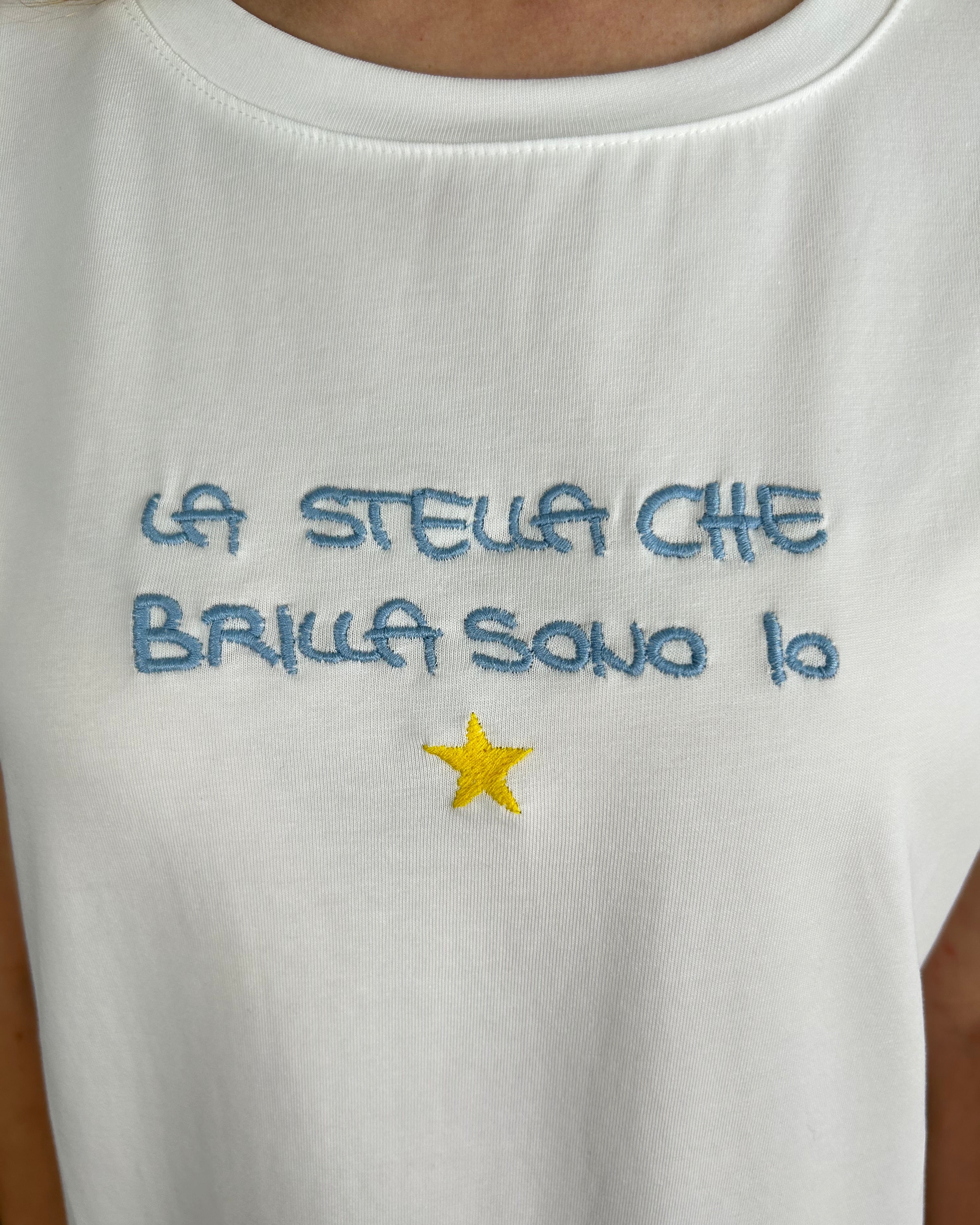 T-SHIRT CON SCRITTA “LA STELLA CHE BRILLA SONO IO” COL CELESTE