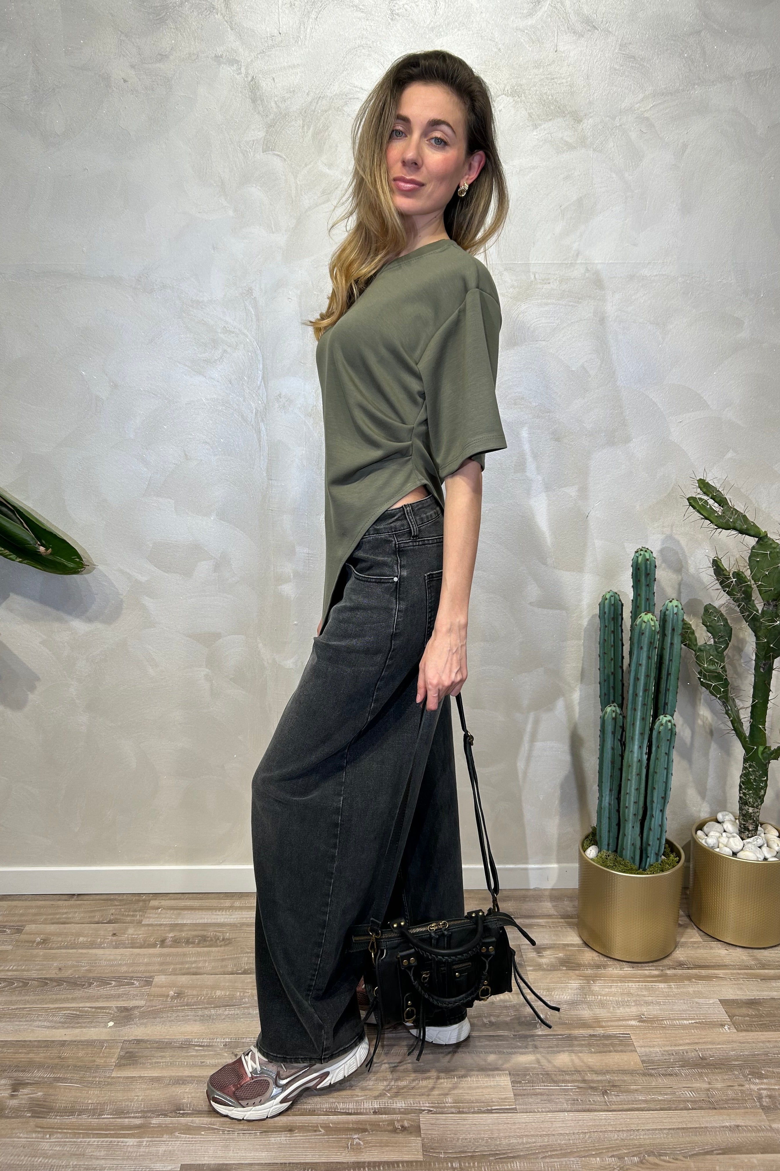 T-SHIRT CON ARRICCIO E PUNTA LATERALE COL. VERDE