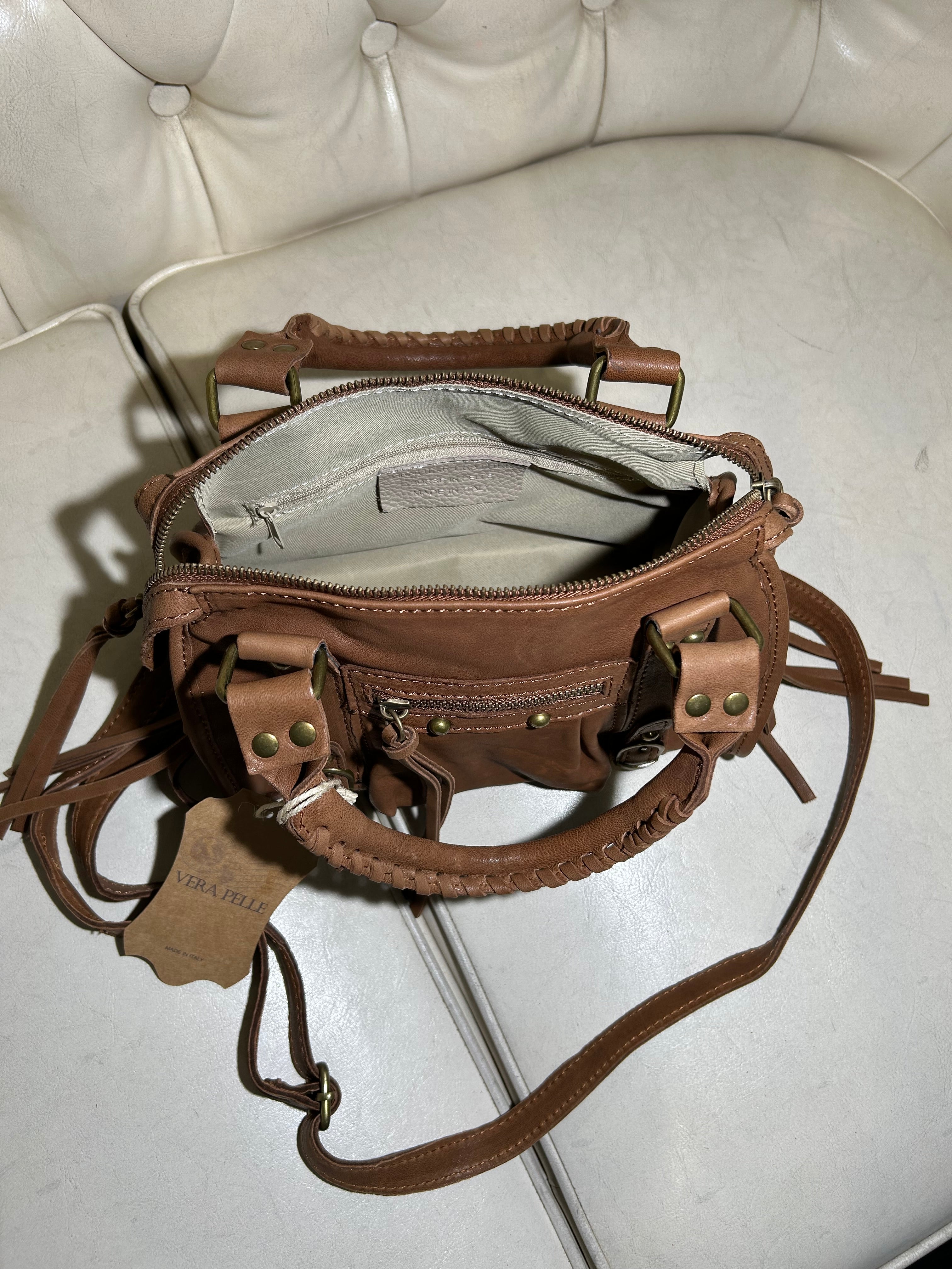 BORSA IN VERA PELLE CON ZIP E DETTAGLI METALLICI COL.CUOIO