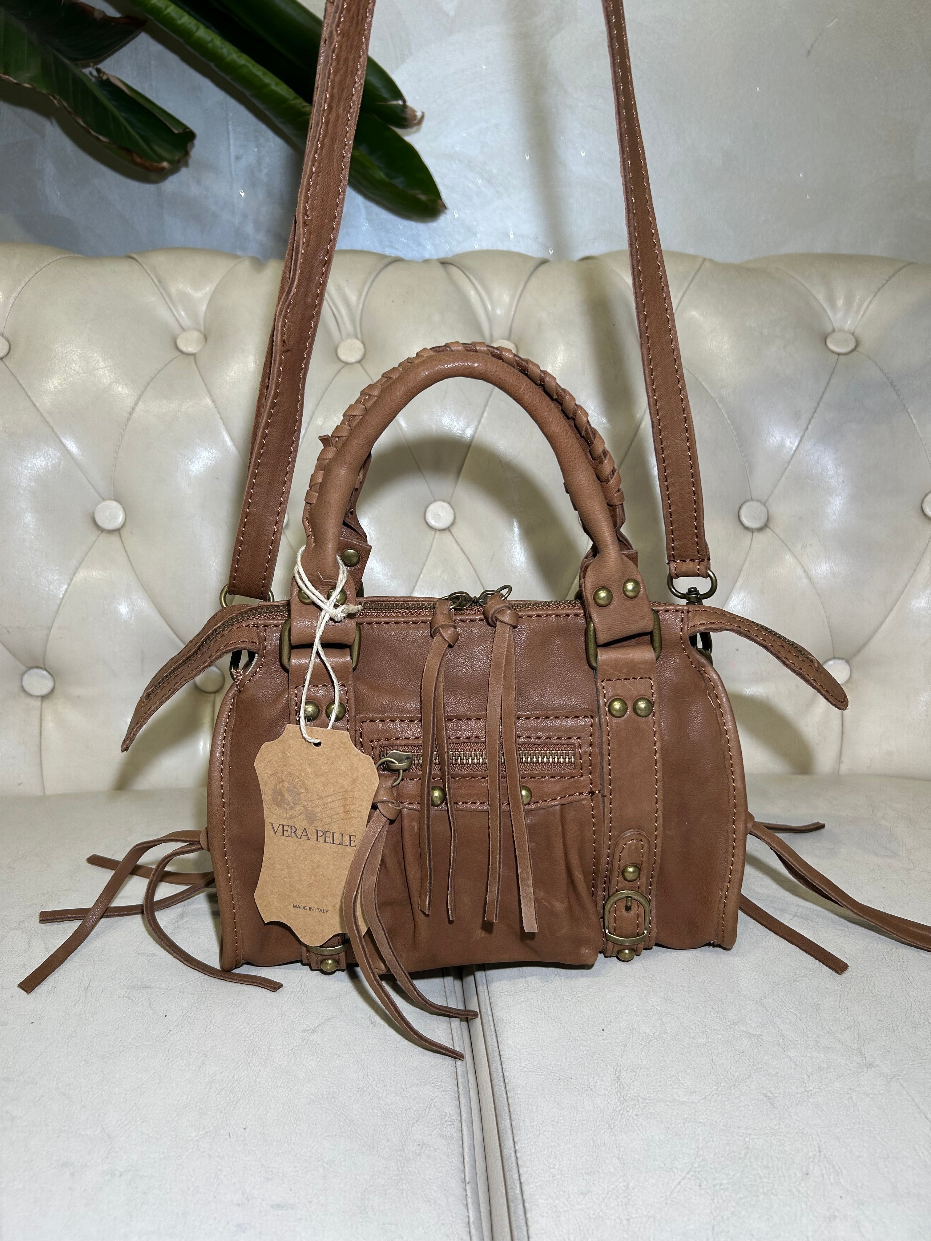 BORSA IN VERA PELLE CON ZIP E DETTAGLI METALLICI COL.CUOIO