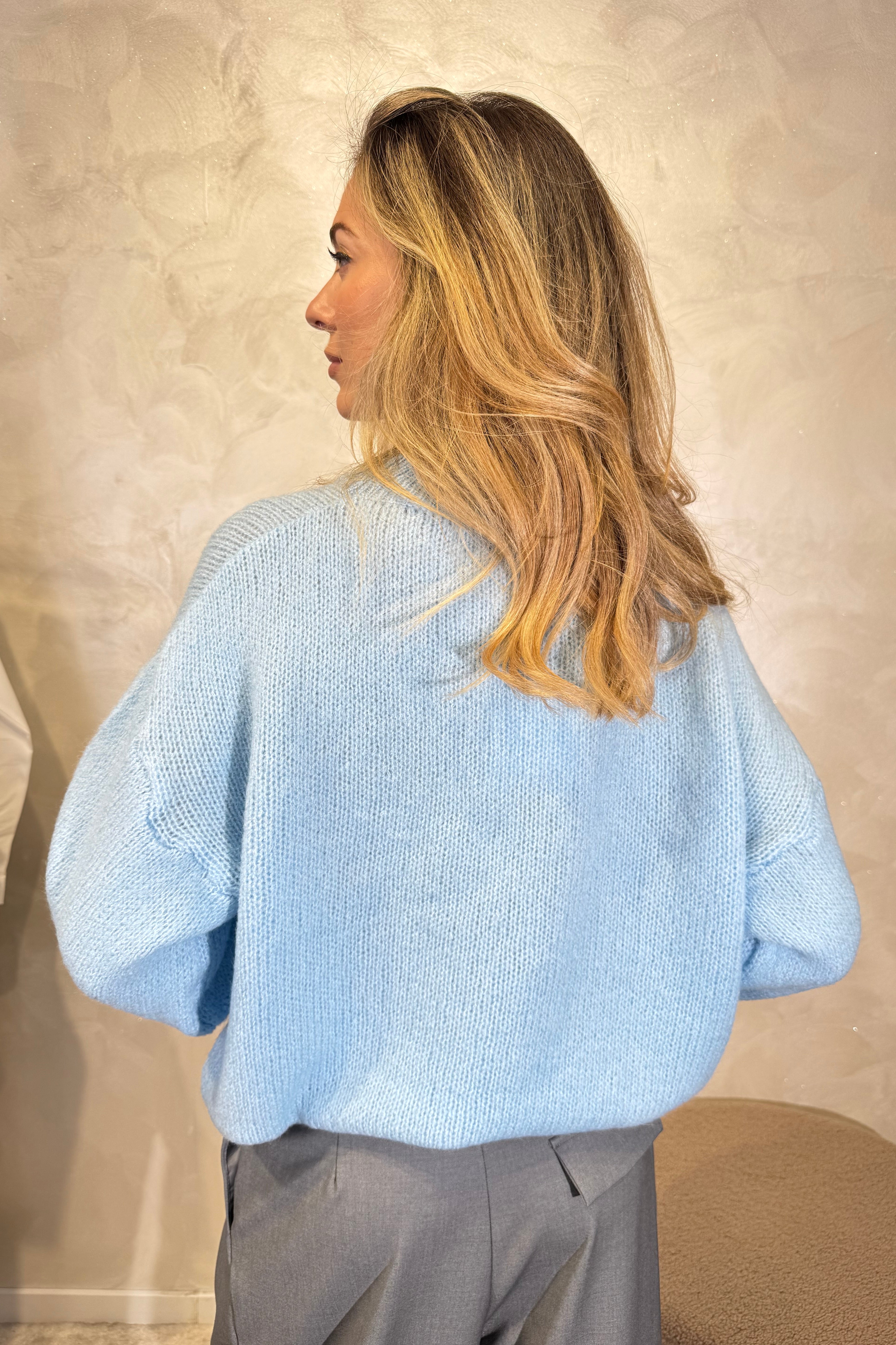 MAGLIONE CON RICAMO NO VABBE' COL. CELESTE