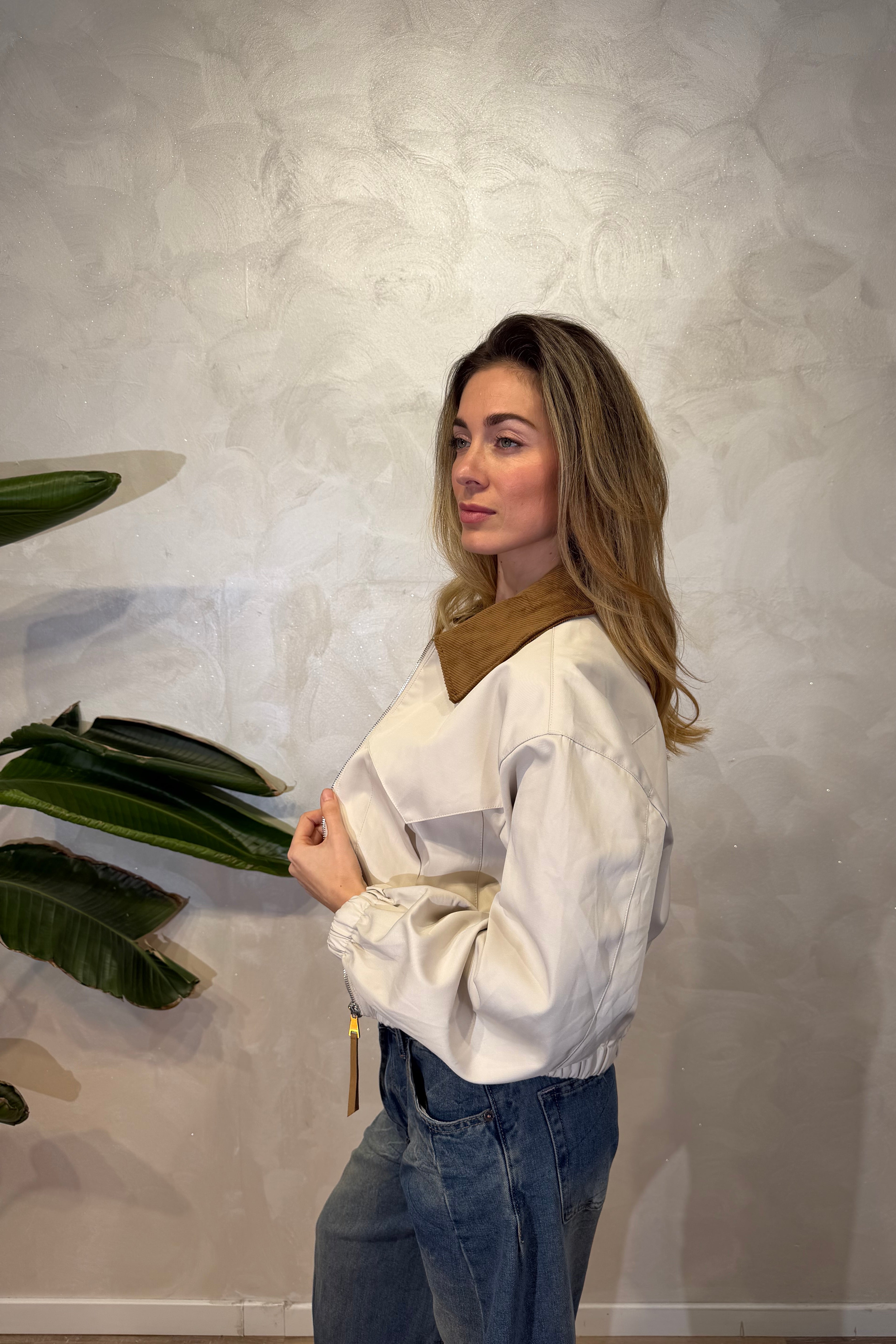 GIUBBOTTO CORTO CON COLLO IN VELLUTO A COSTE COL. BURRO CHIARO