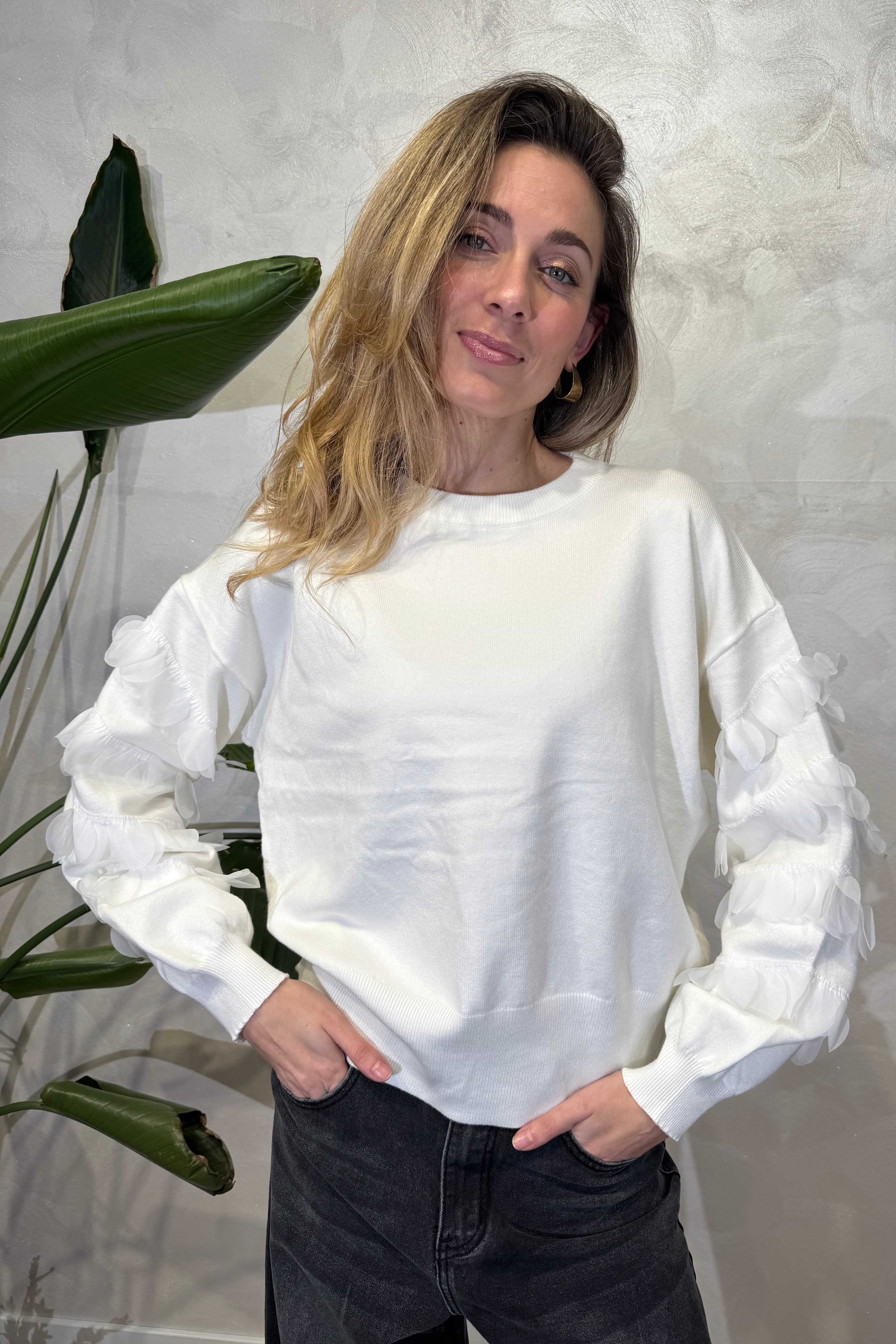 MAGLIA TRICOT CON PARTICOLARI APPLICAZIONI ALLE MANICHE COL. PANNA