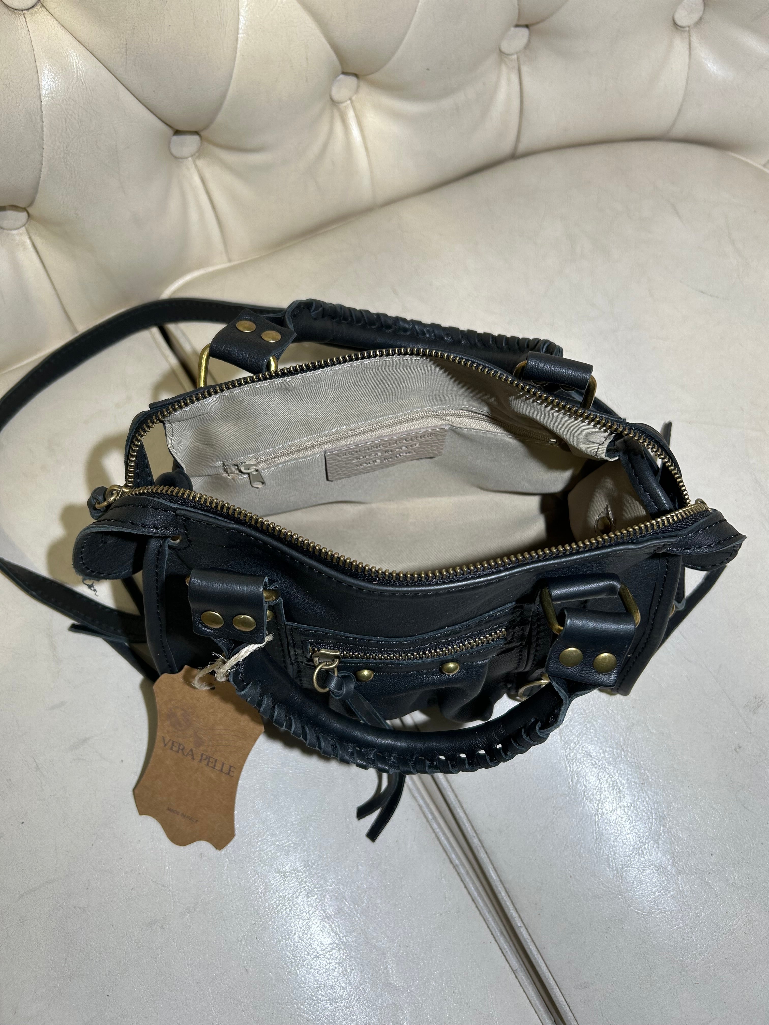 BORSA IN VERA PELLE CON ZIP E DETTAGLI METALLICI COL.NERO