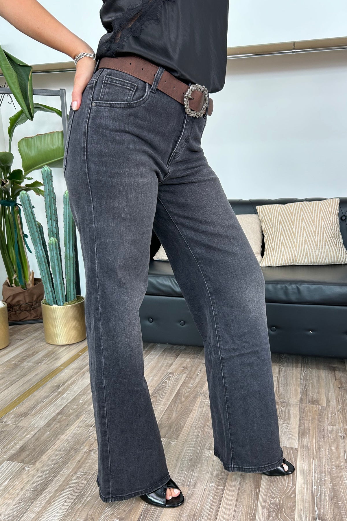 JEANS NERO PALAZZO CON CINTURA DECORATIVA MOD. NADIA
