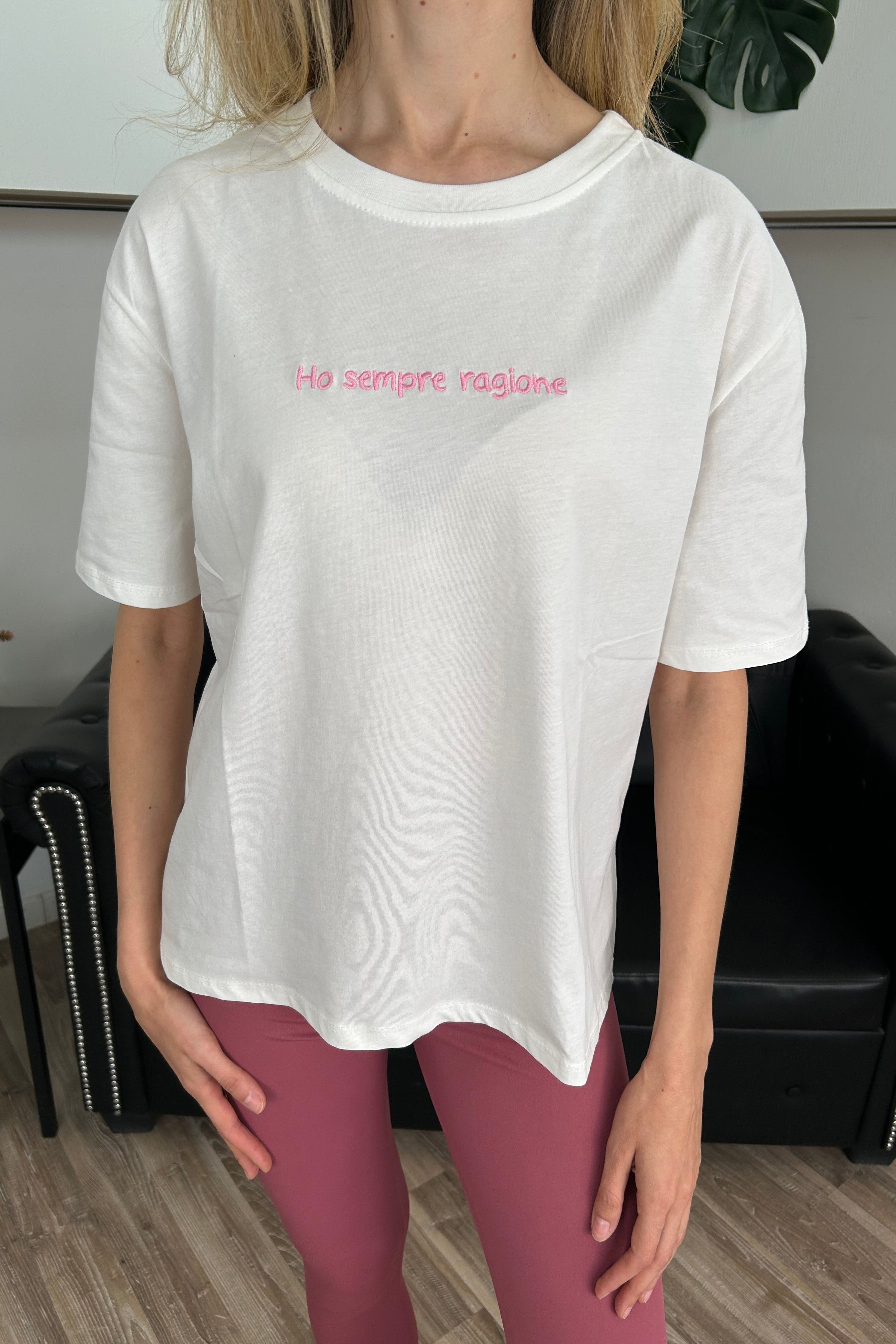 T‑SHIRT COTONE 100% CON SCRITTA “HO SEMPRE RAGIONE" SCRITTA ROSA