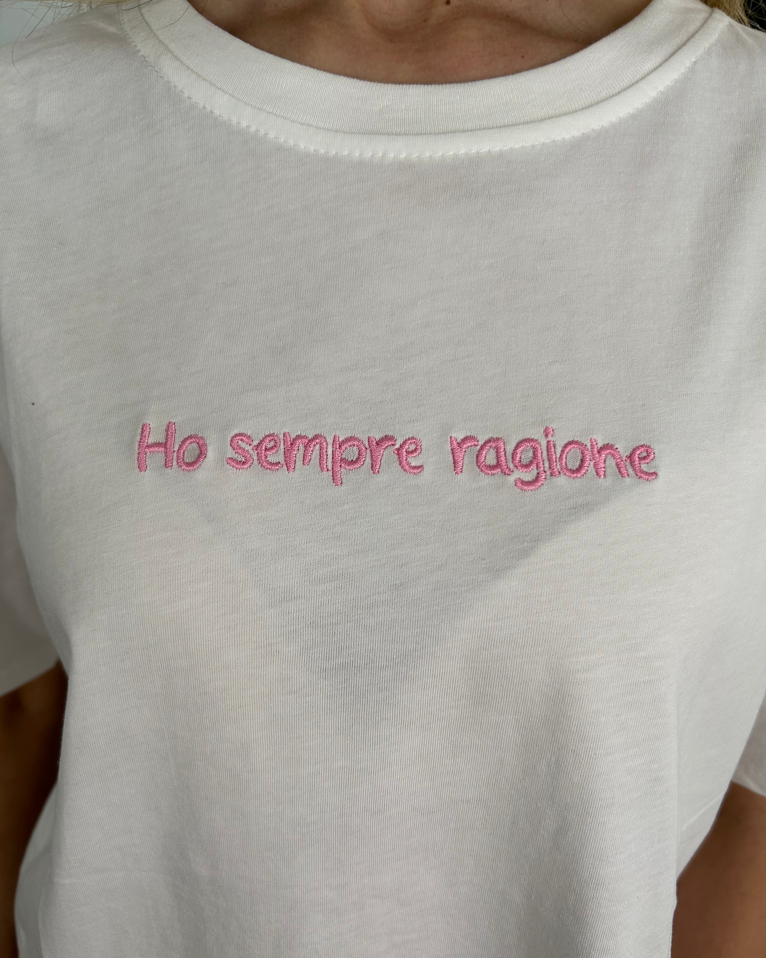 T‑SHIRT COTONE 100% CON SCRITTA “HO SEMPRE RAGIONE" SCRITTA ROSA