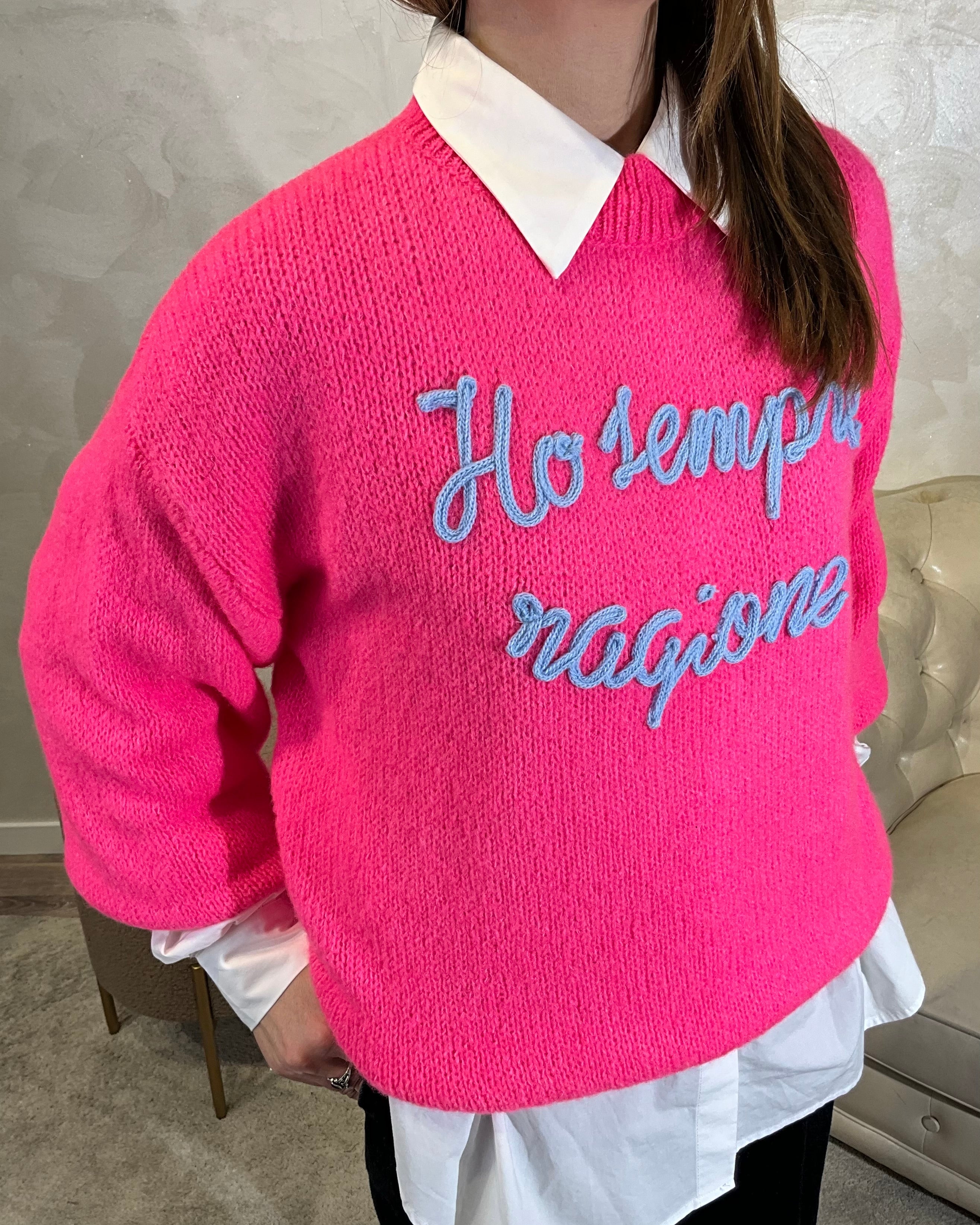 MAGLIONE CON RICAMO "HO SEMPRE RAGIONE" COL.FUXIA