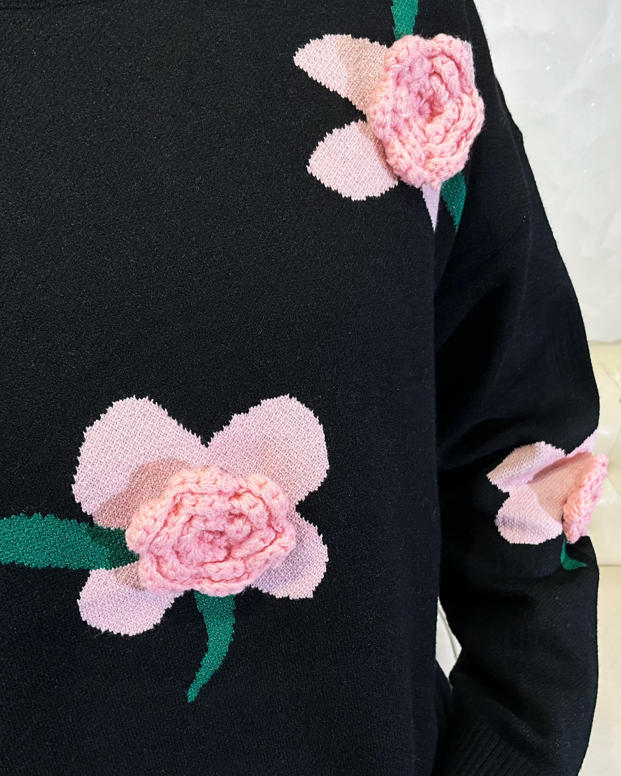 MAGLIA CON RICAMO FLOREALE COL. NERO