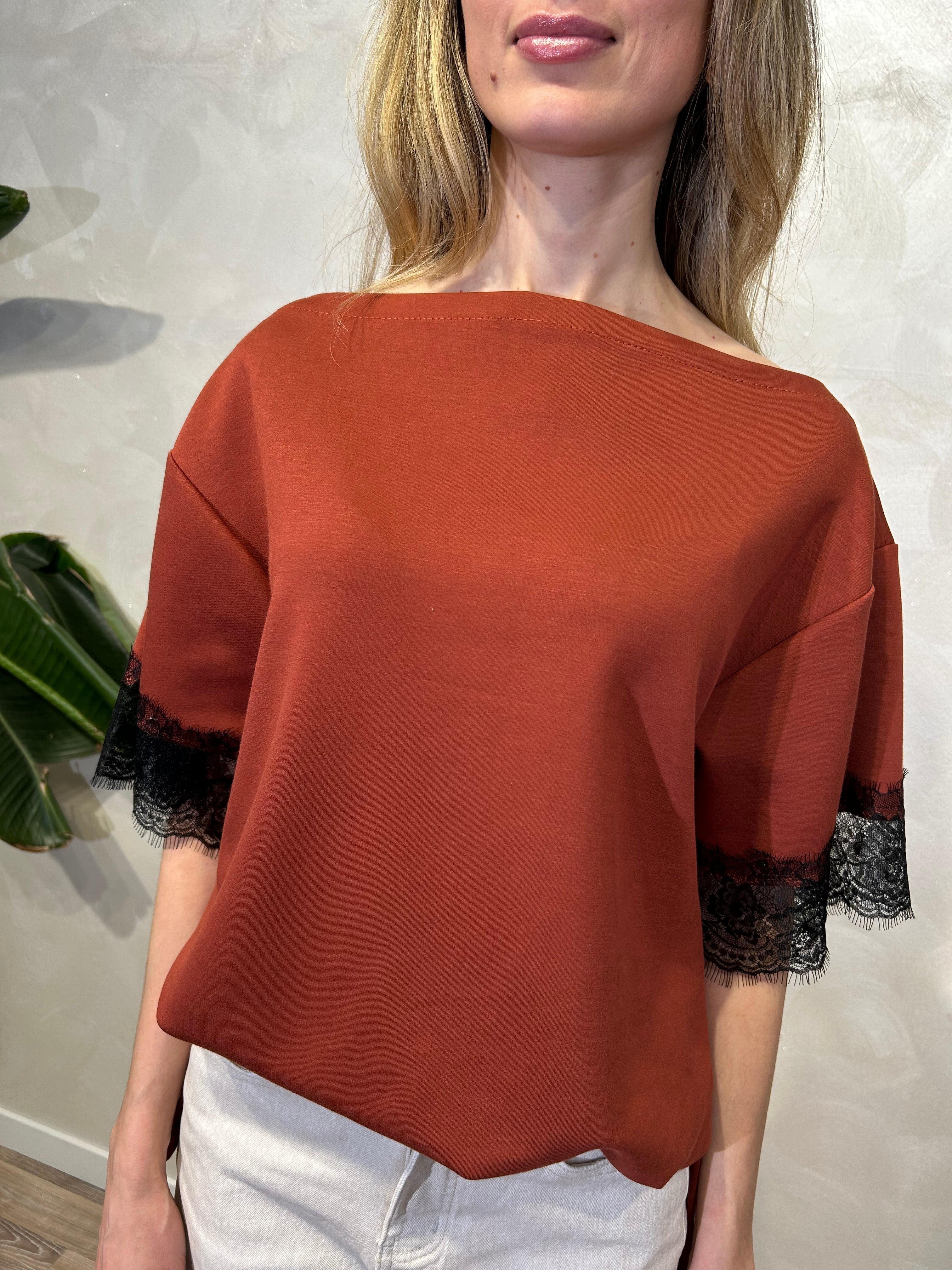 BLUSA CON MANICHE E PIZZO IN CONTRASTO COL. COCCIO