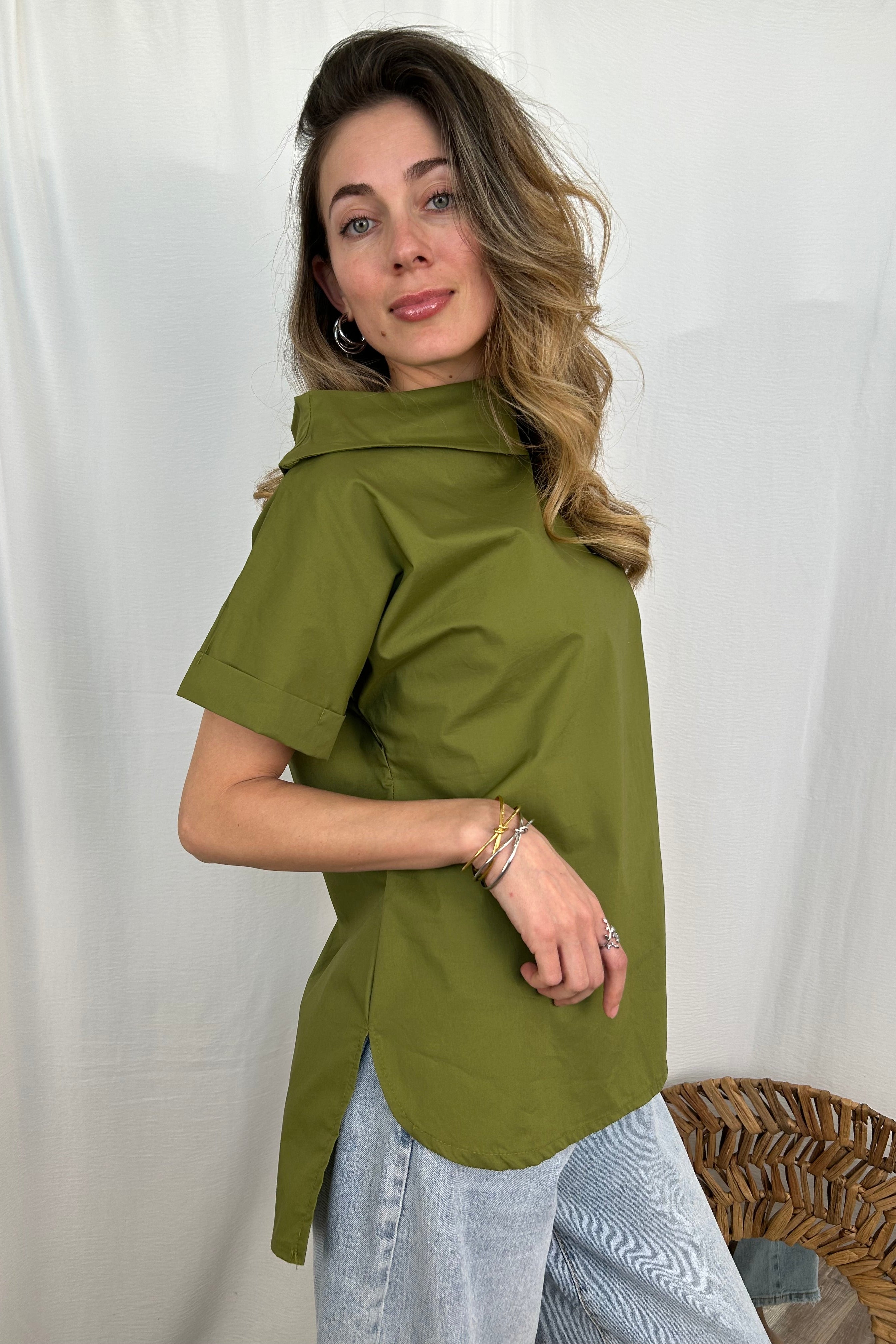 CAMICIA BLUSA COLLO A BARCA CON ABBOTTONATURA DIETRO COL. VERDE OLIVA