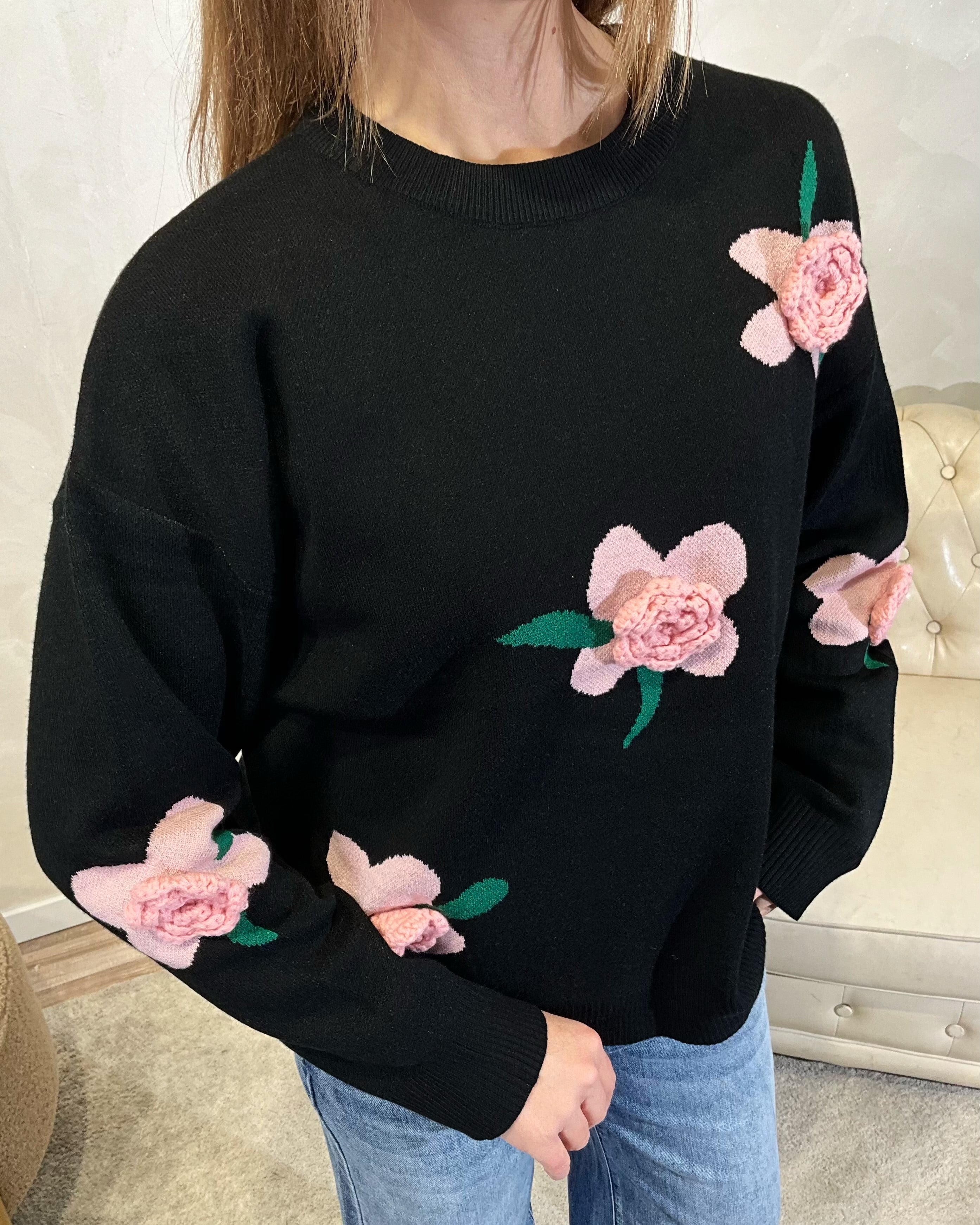 MAGLIA CON RICAMO FLOREALE COL. NERO
