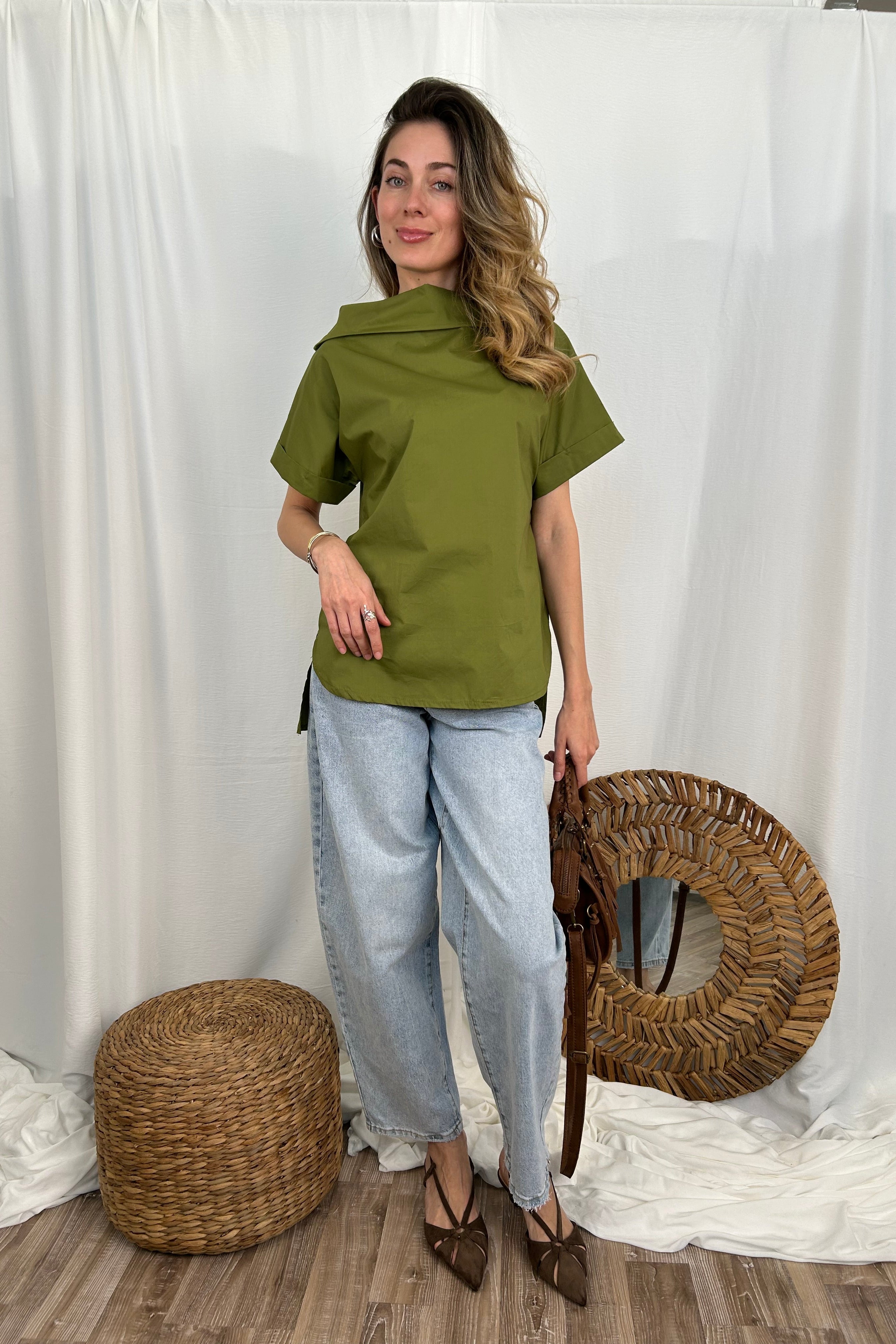 CAMICIA BLUSA COLLO A BARCA CON ABBOTTONATURA DIETRO COL. VERDE OLIVA