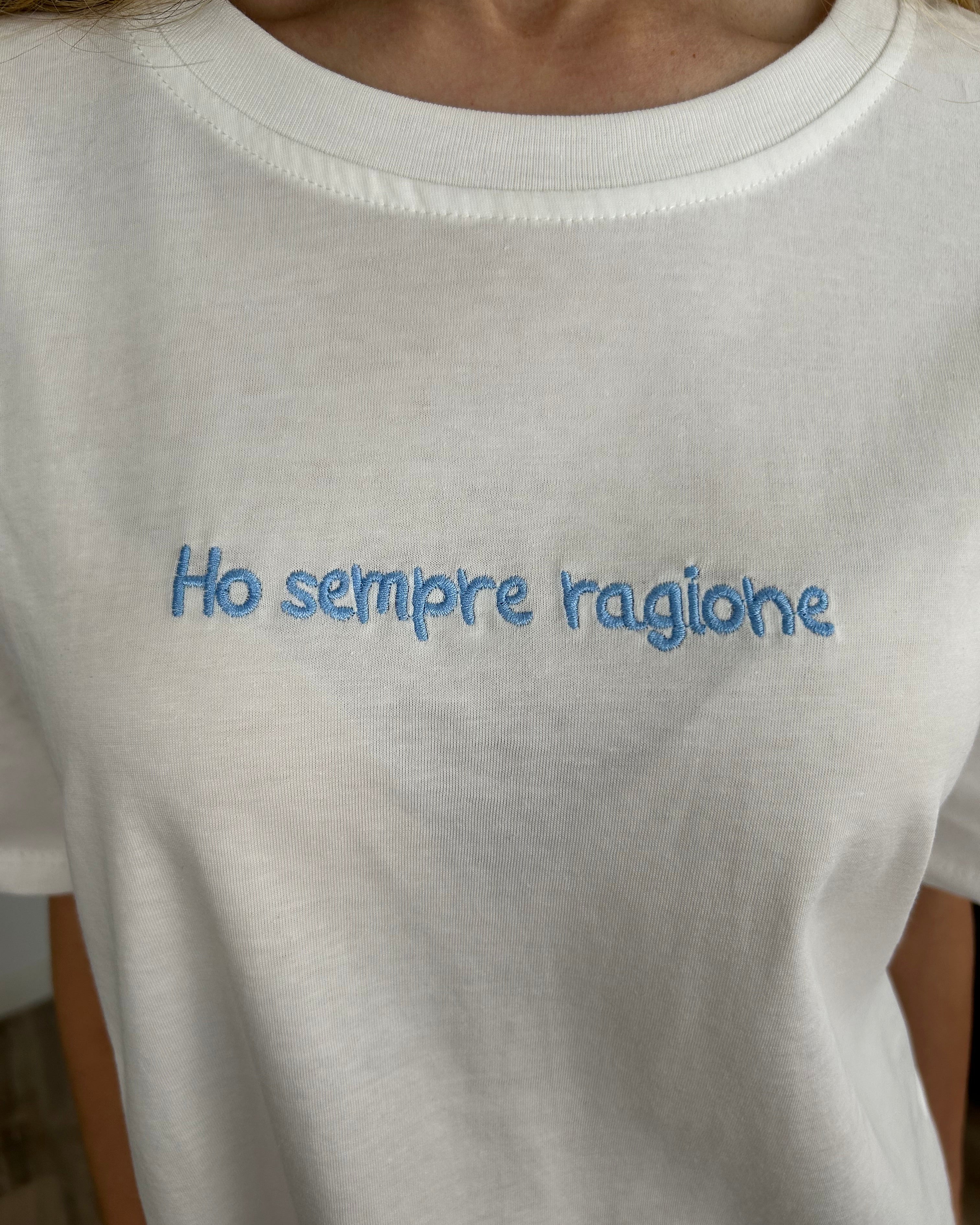 T‑SHIRT COTONE 100% CON SCRITTA “HO SEMPRE RAGIONE" SCRITTA CELESTE