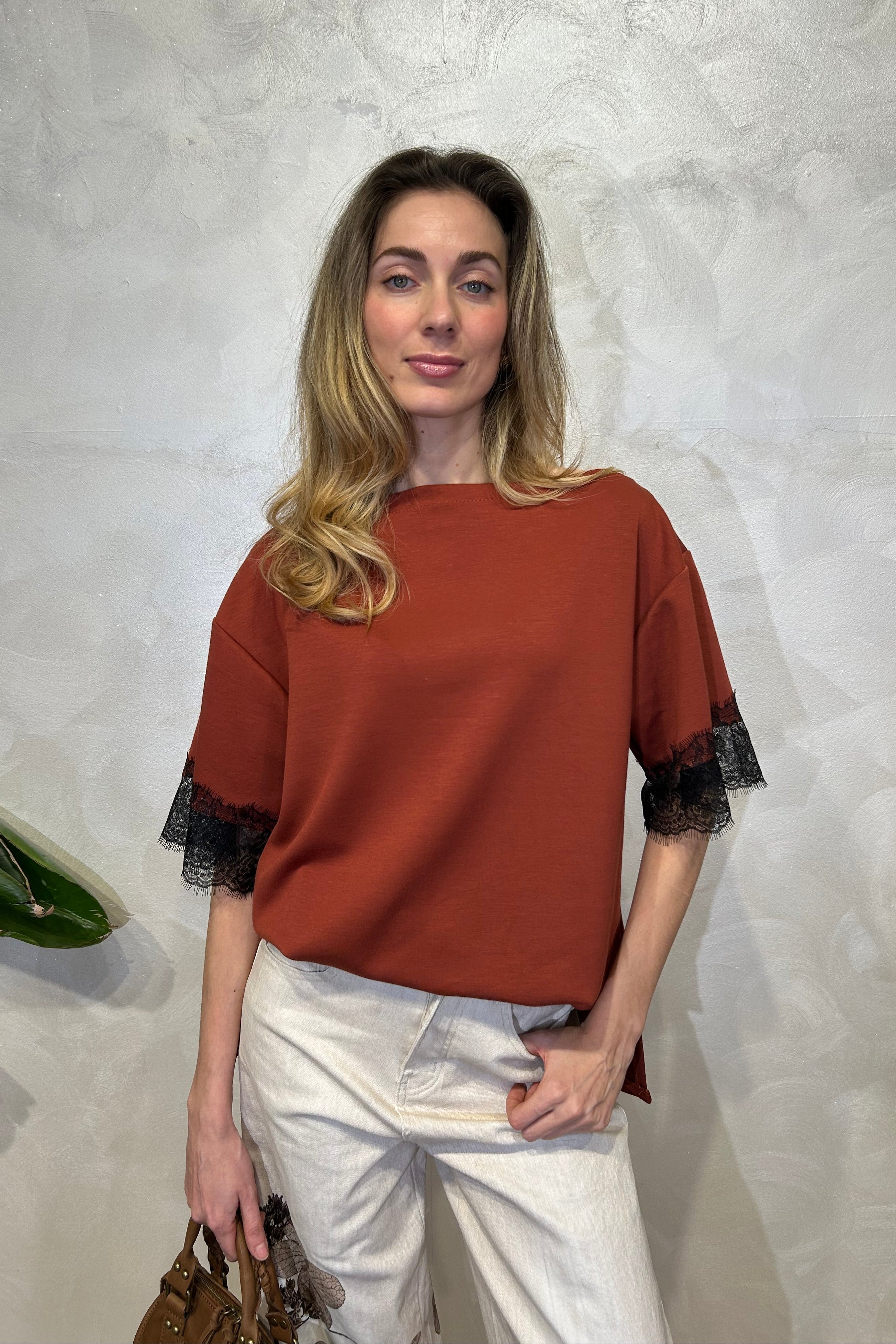 BLUSA CON MANICHE E PIZZO IN CONTRASTO COL. COCCIO