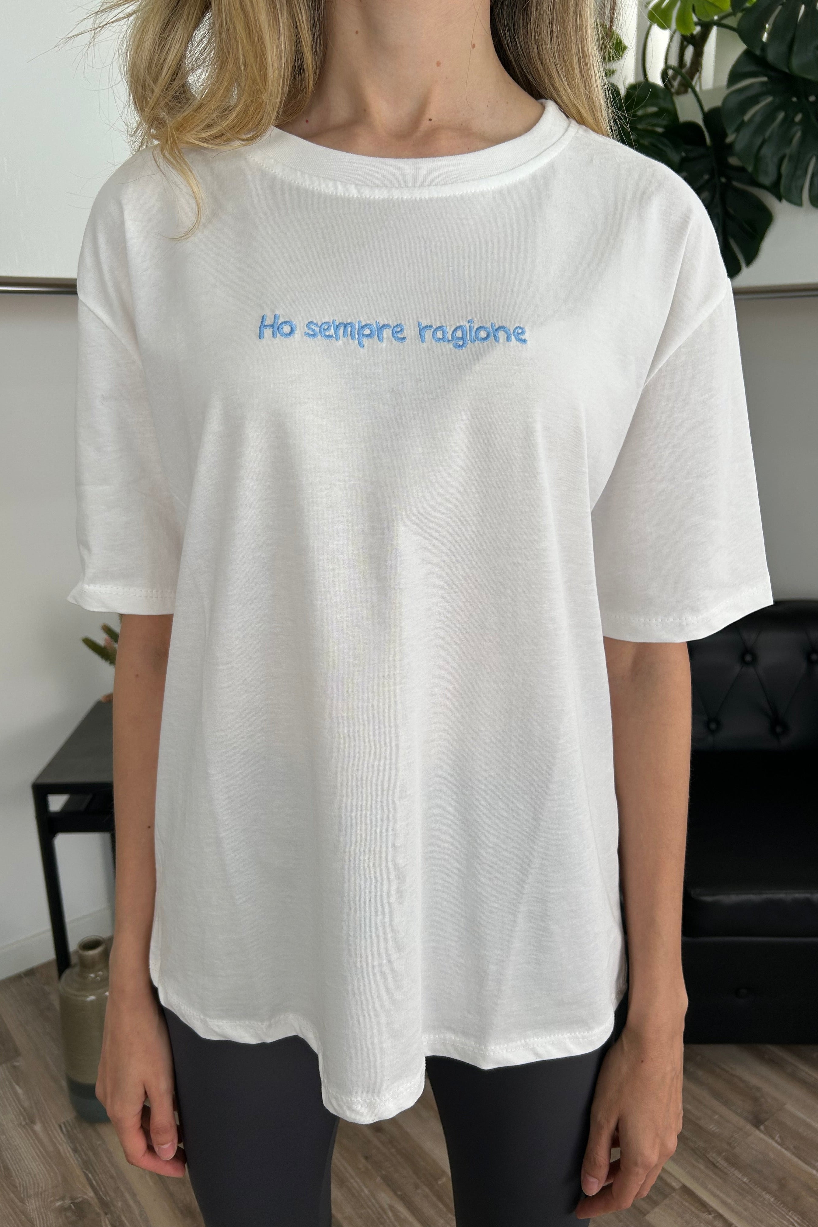 T‑SHIRT COTONE 100% CON SCRITTA “HO SEMPRE RAGIONE" SCRITTA CELESTE