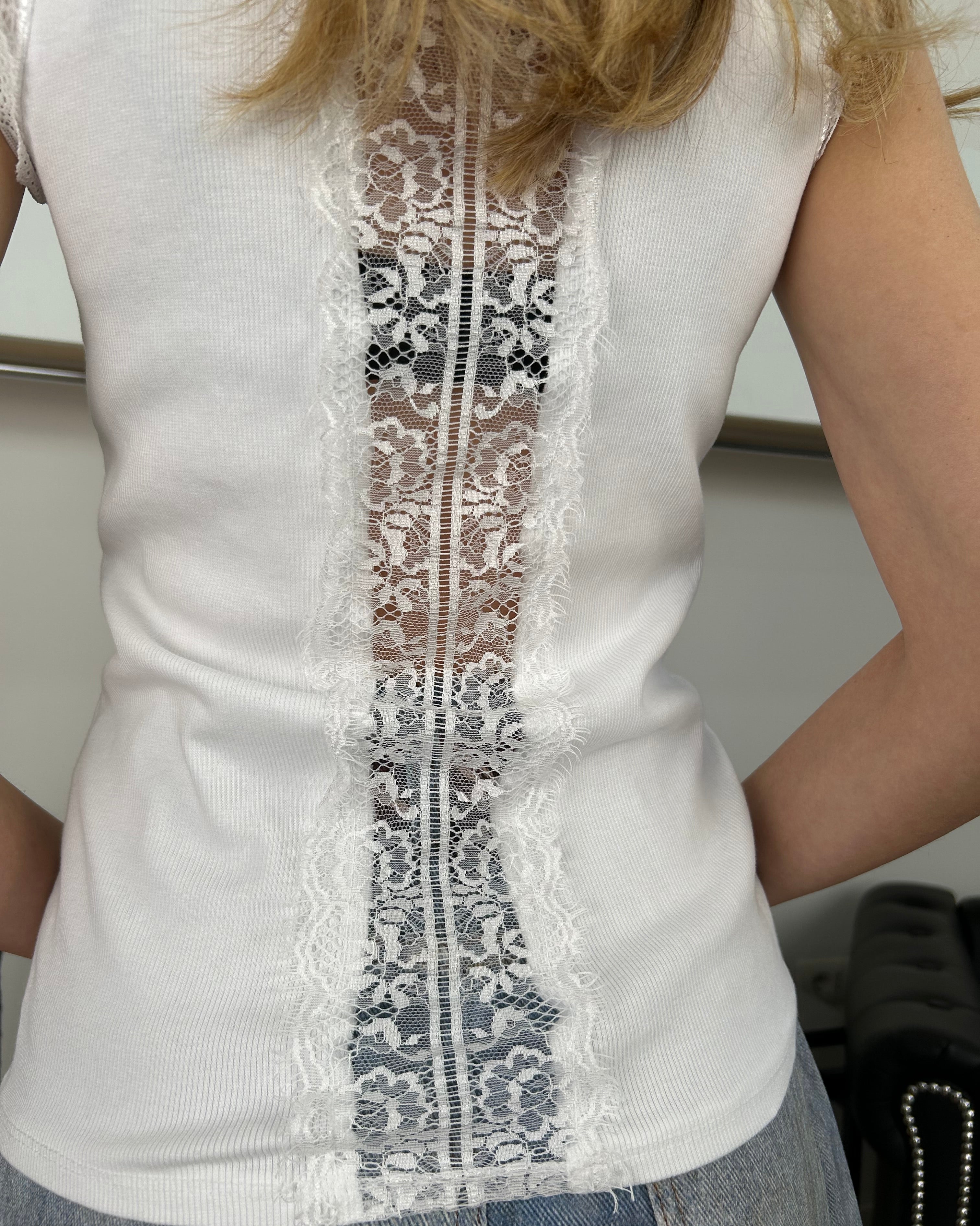 TOP IN COTONE A COSTINE CON INSERTI IN PIZZO TINTURA A FREDDO COL BIANCO