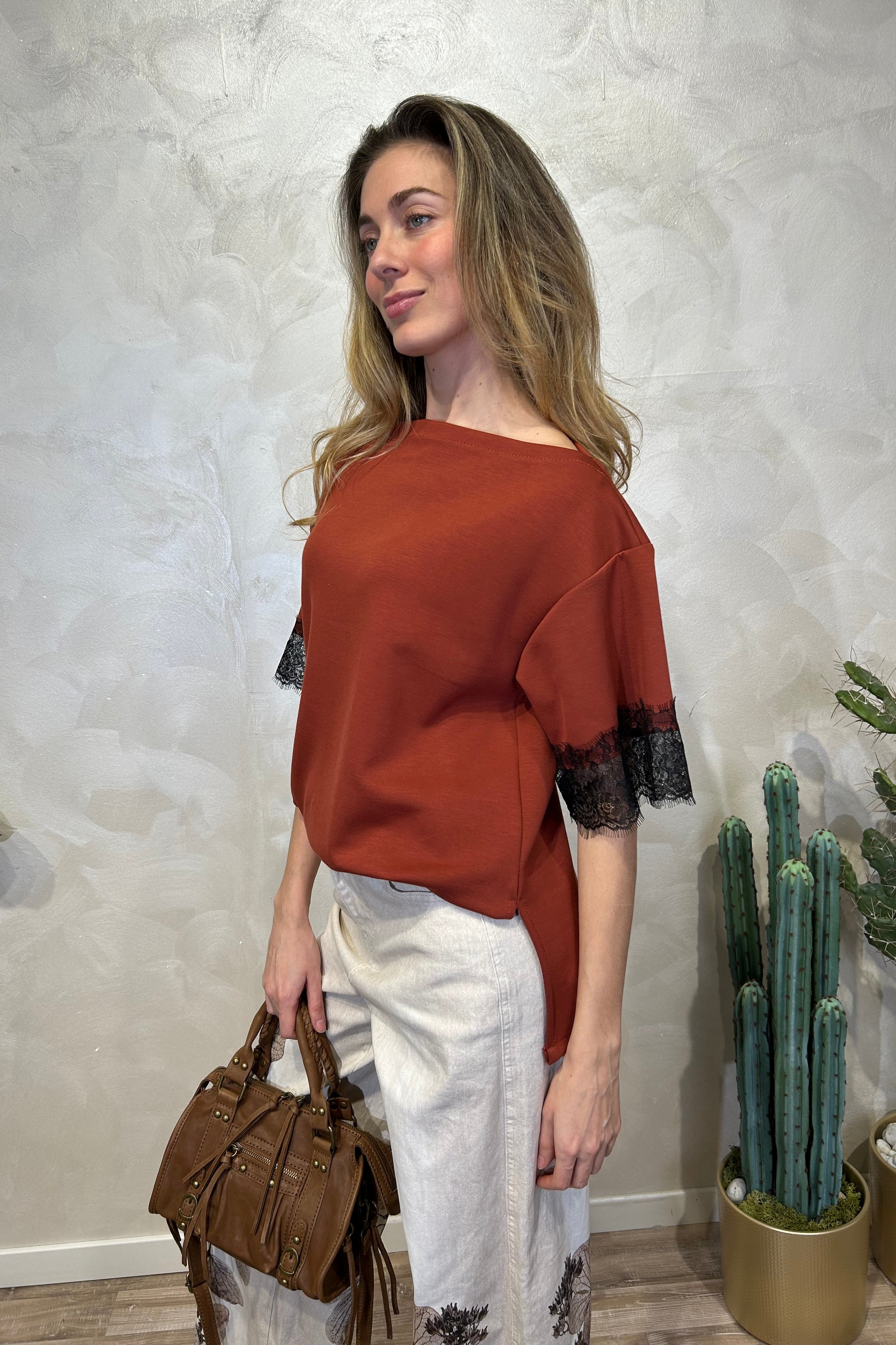 BLUSA CON MANICHE E PIZZO IN CONTRASTO COL. COCCIO