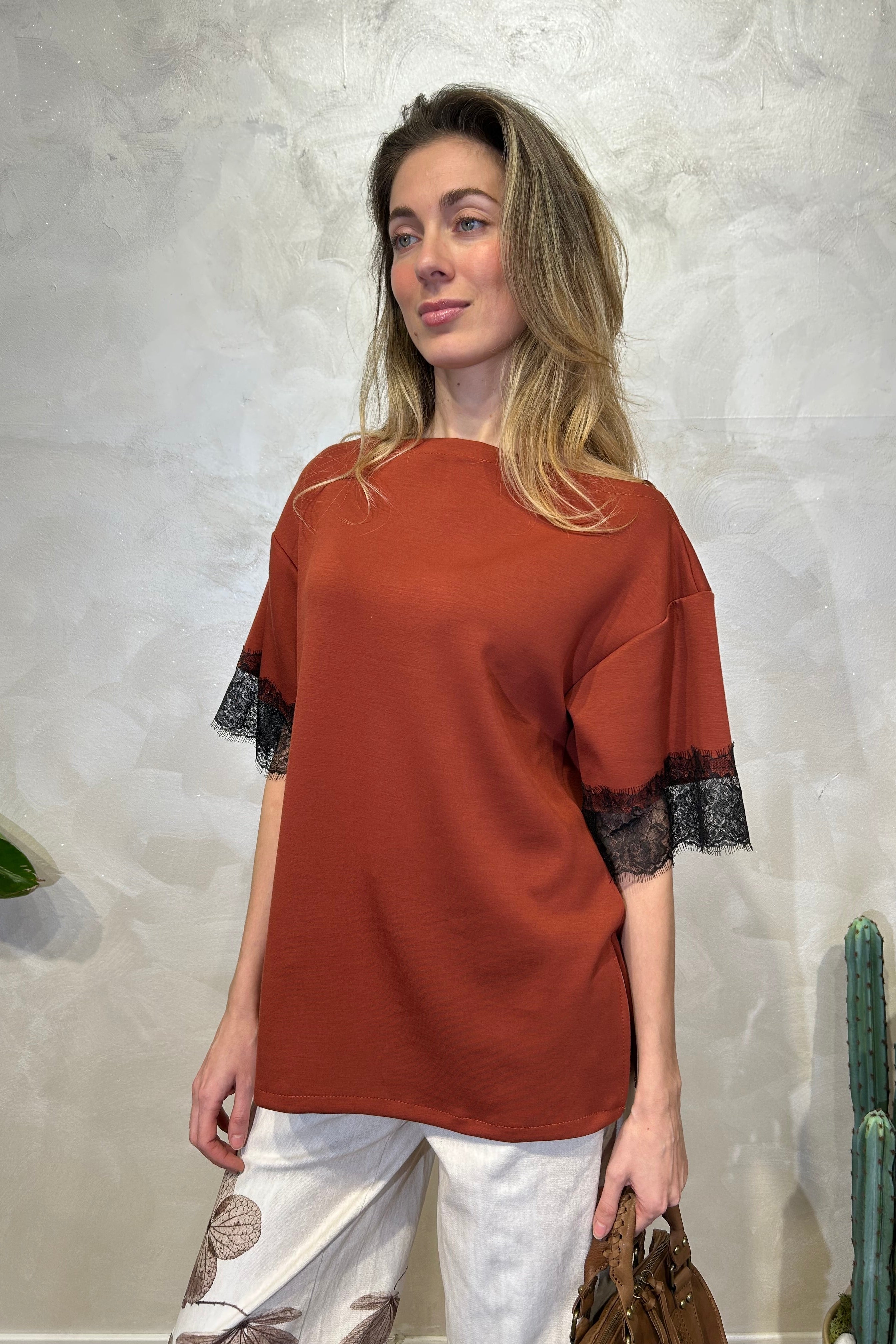 BLUSA CON MANICHE E PIZZO IN CONTRASTO COL. COCCIO