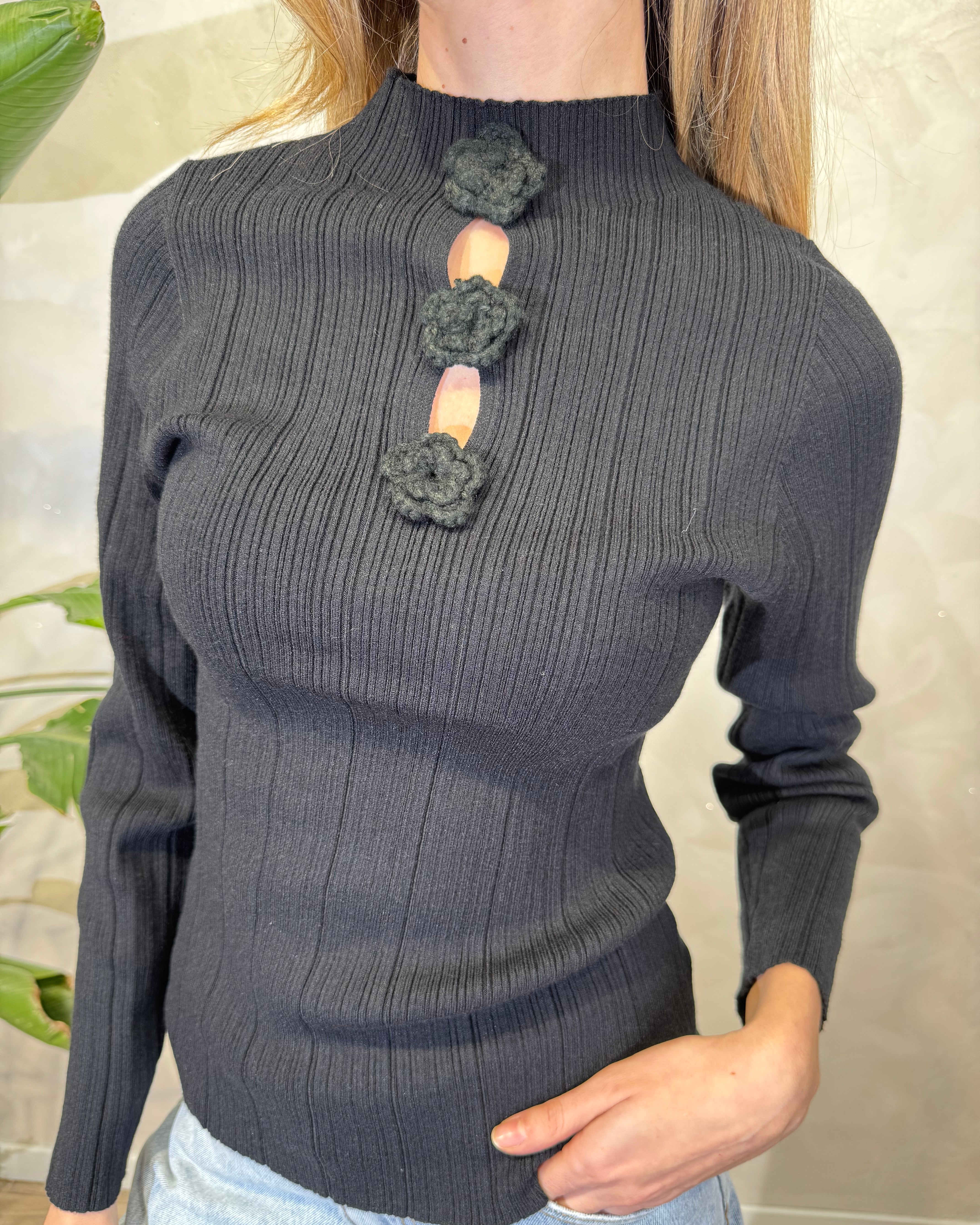 MAGLIA COSTINA CON DETTAGLI FLOWER COL. NERO