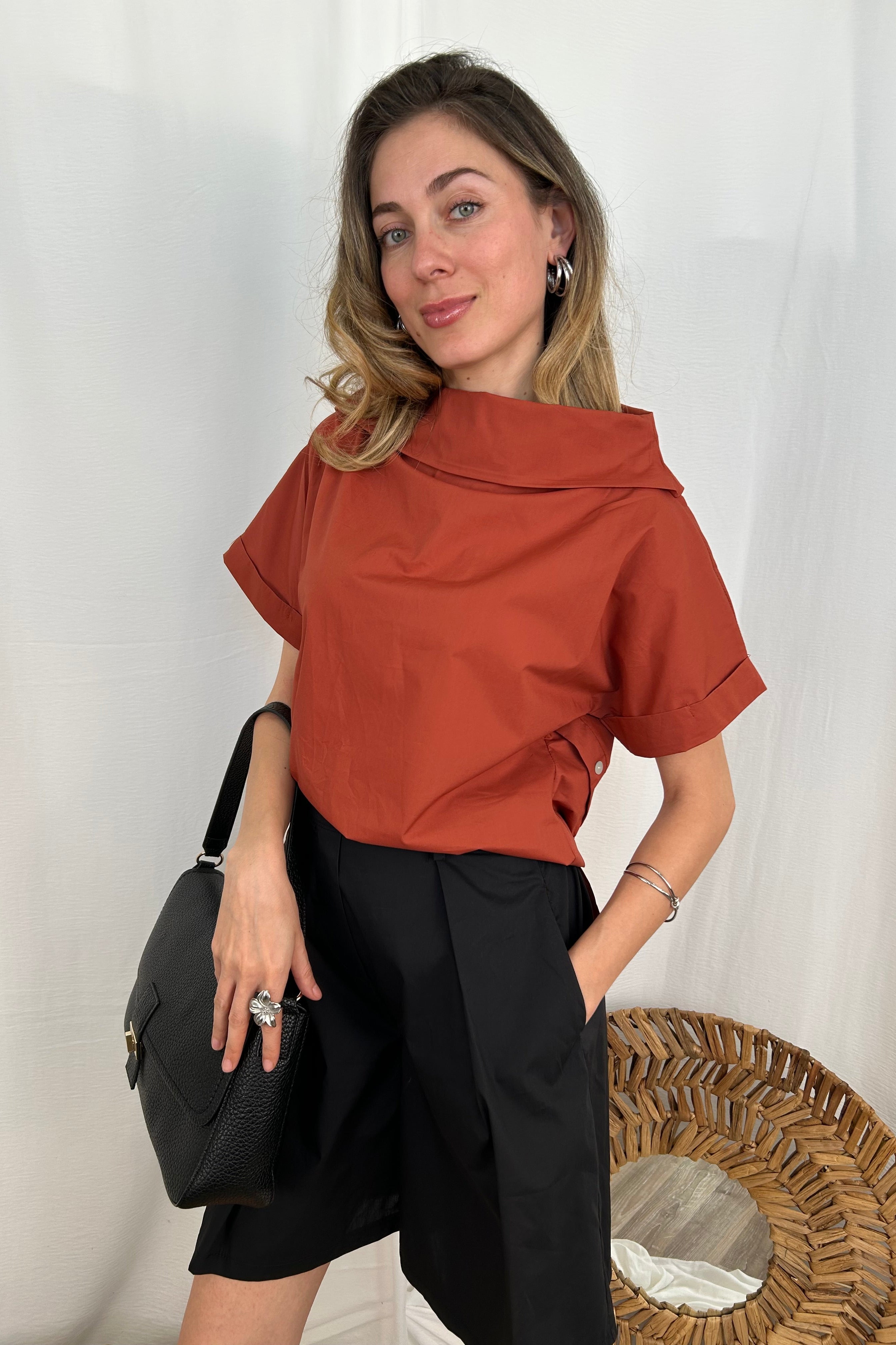 CAMICIA BLUSA COLLO A BARCA CON ABBOTTONATURA DIETRO COL. COCCIO