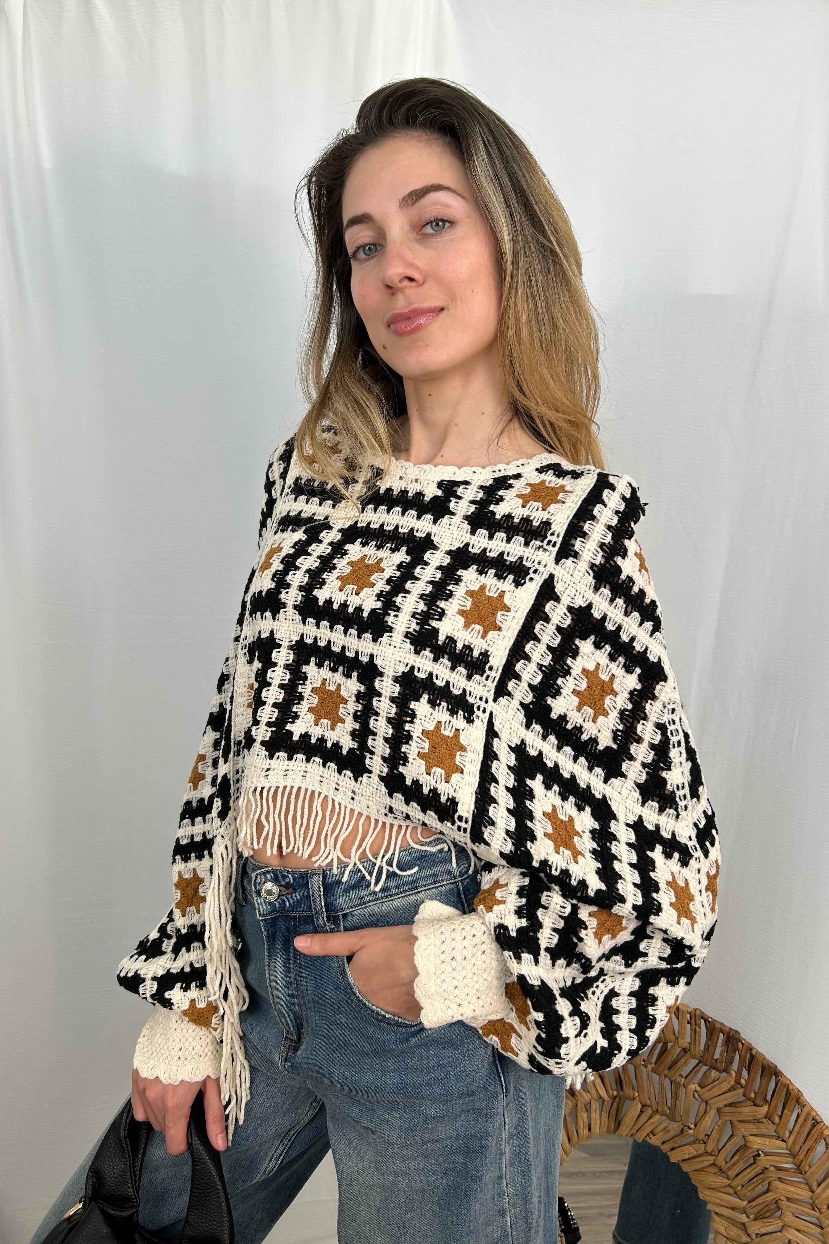 MAGLIA PONCHO TRAFORATA CON DETTAGLI GEOMETRICI COL. NERO