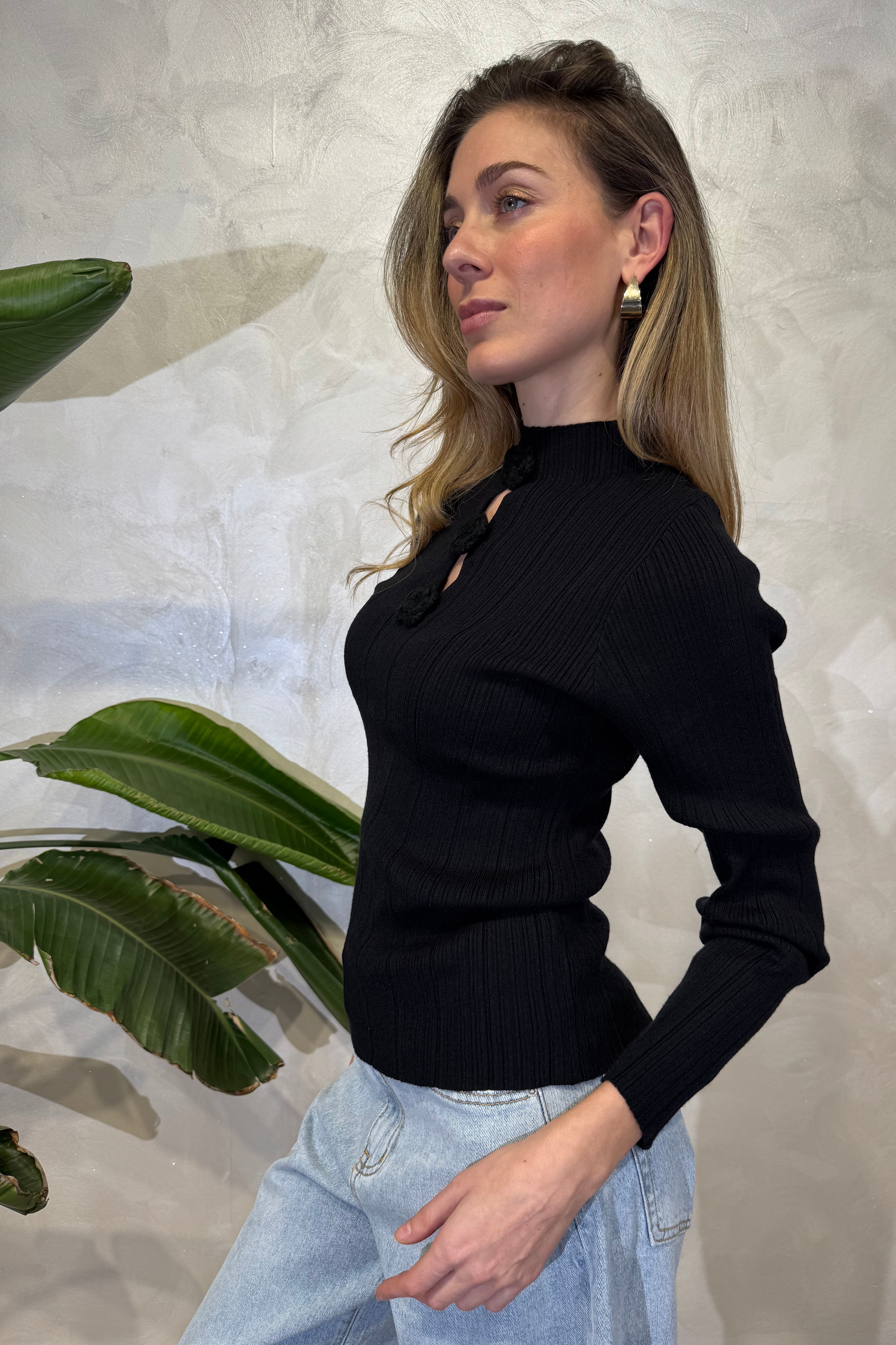 MAGLIA COSTINA CON DETTAGLI FLOWER COL. NERO