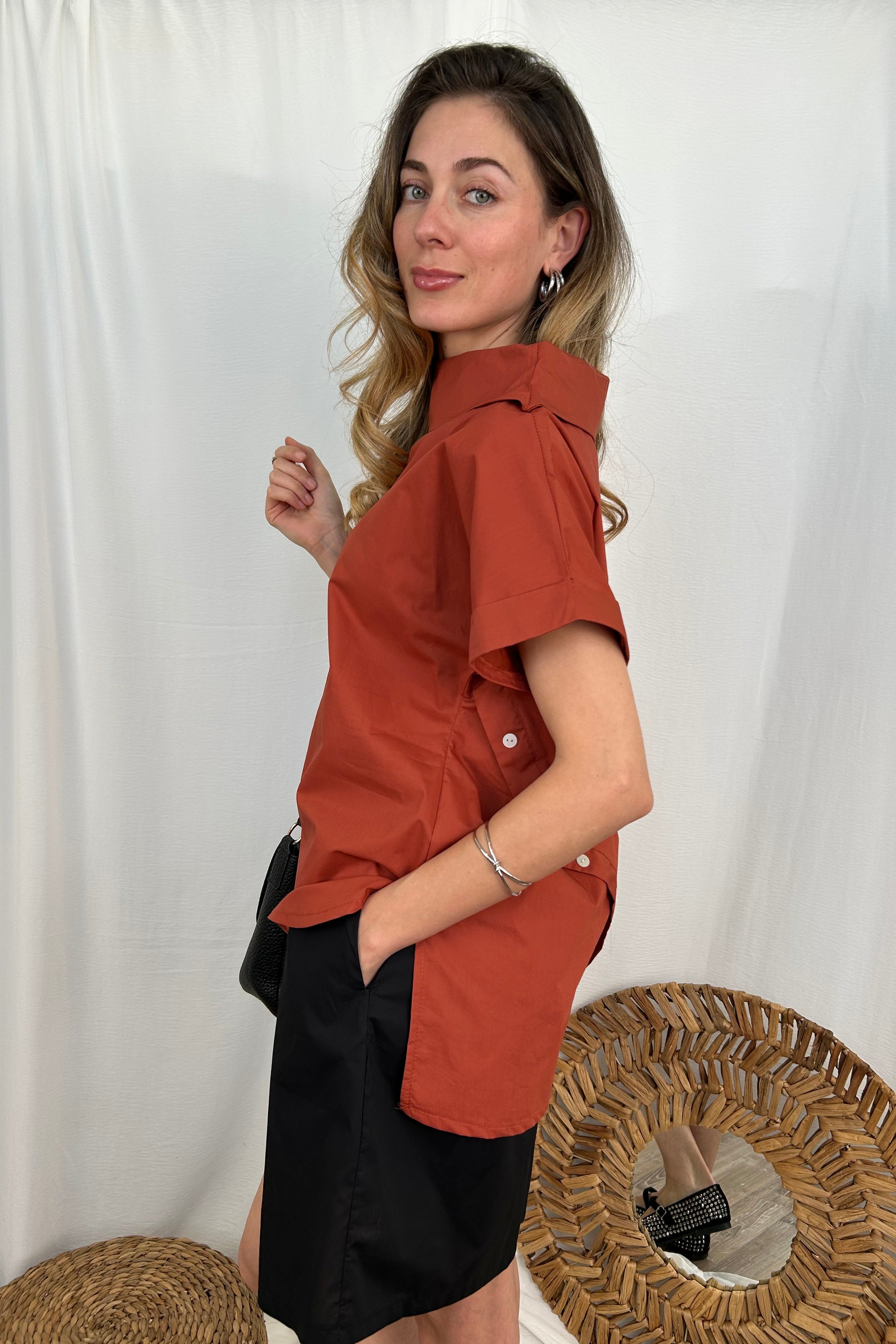 CAMICIA BLUSA COLLO A BARCA CON ABBOTTONATURA DIETRO COL. COCCIO