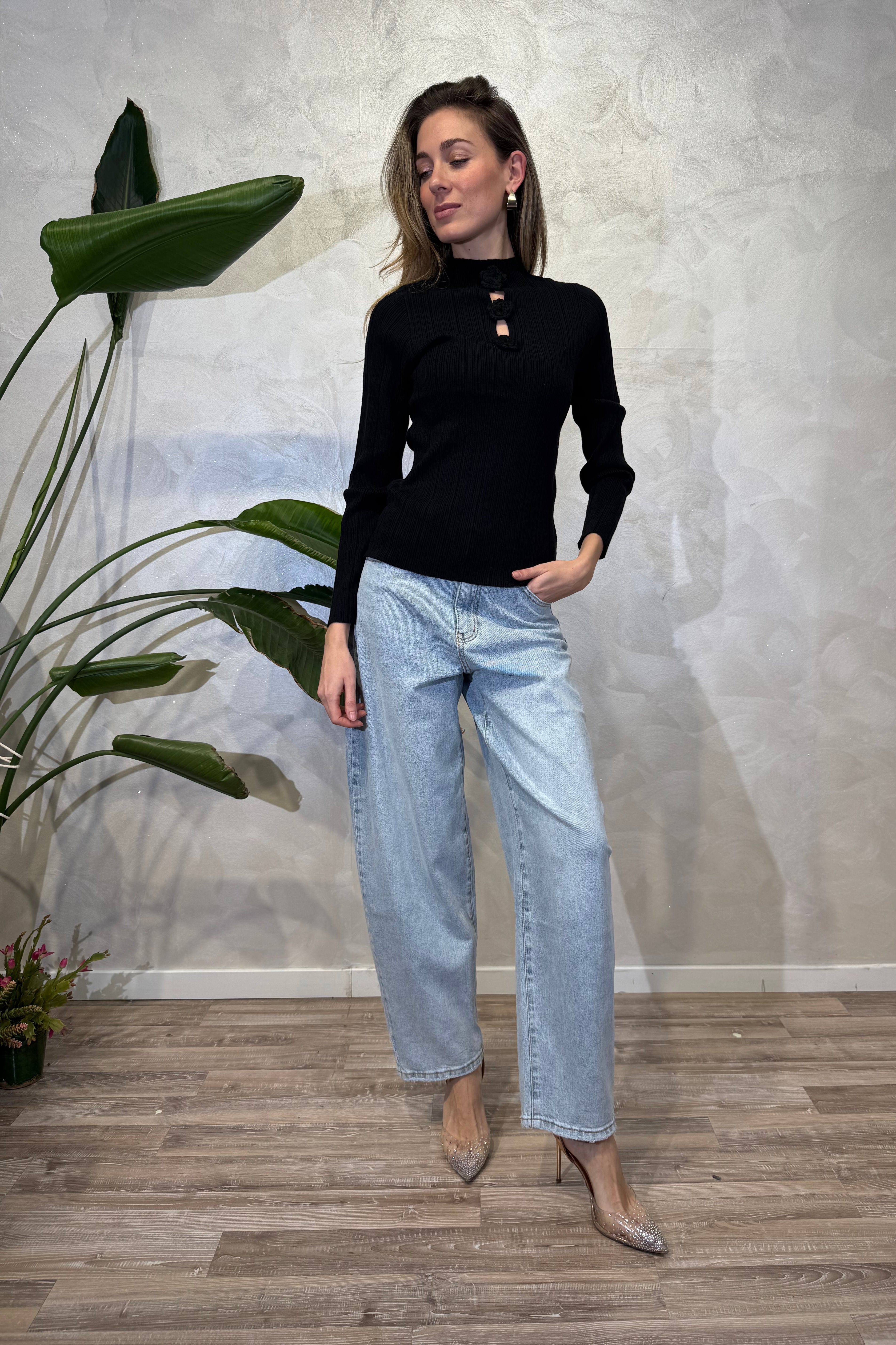 MAGLIA COSTINA CON DETTAGLI FLOWER COL. NERO