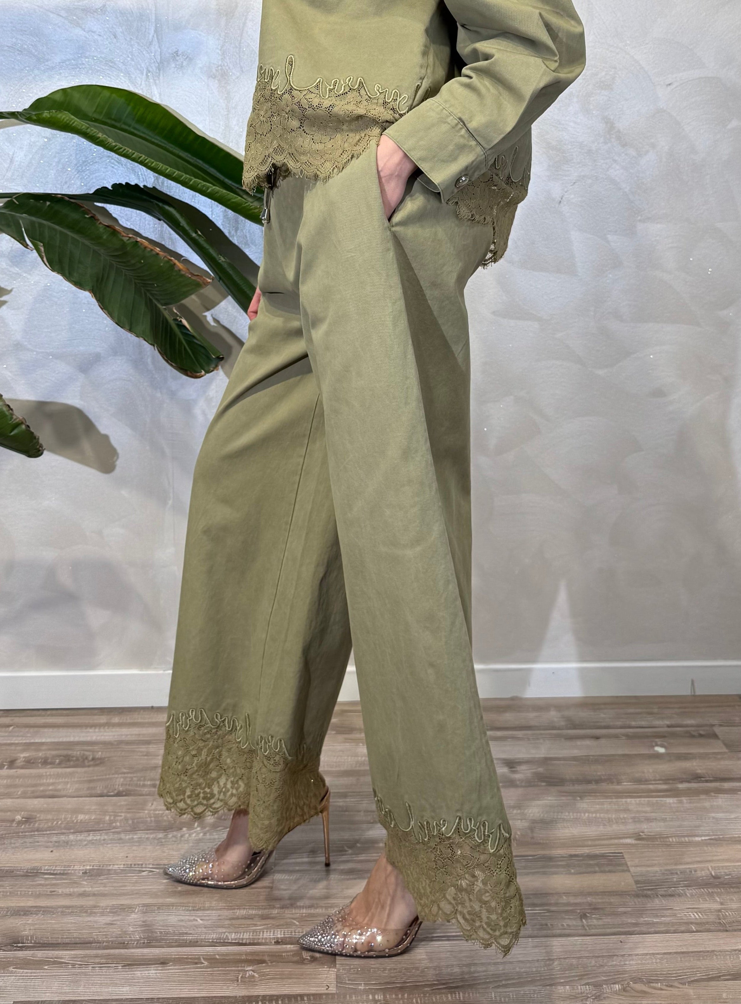 PANTALONE CON DETTAGLIO IN PIZZO COL. VERDE OLIVA