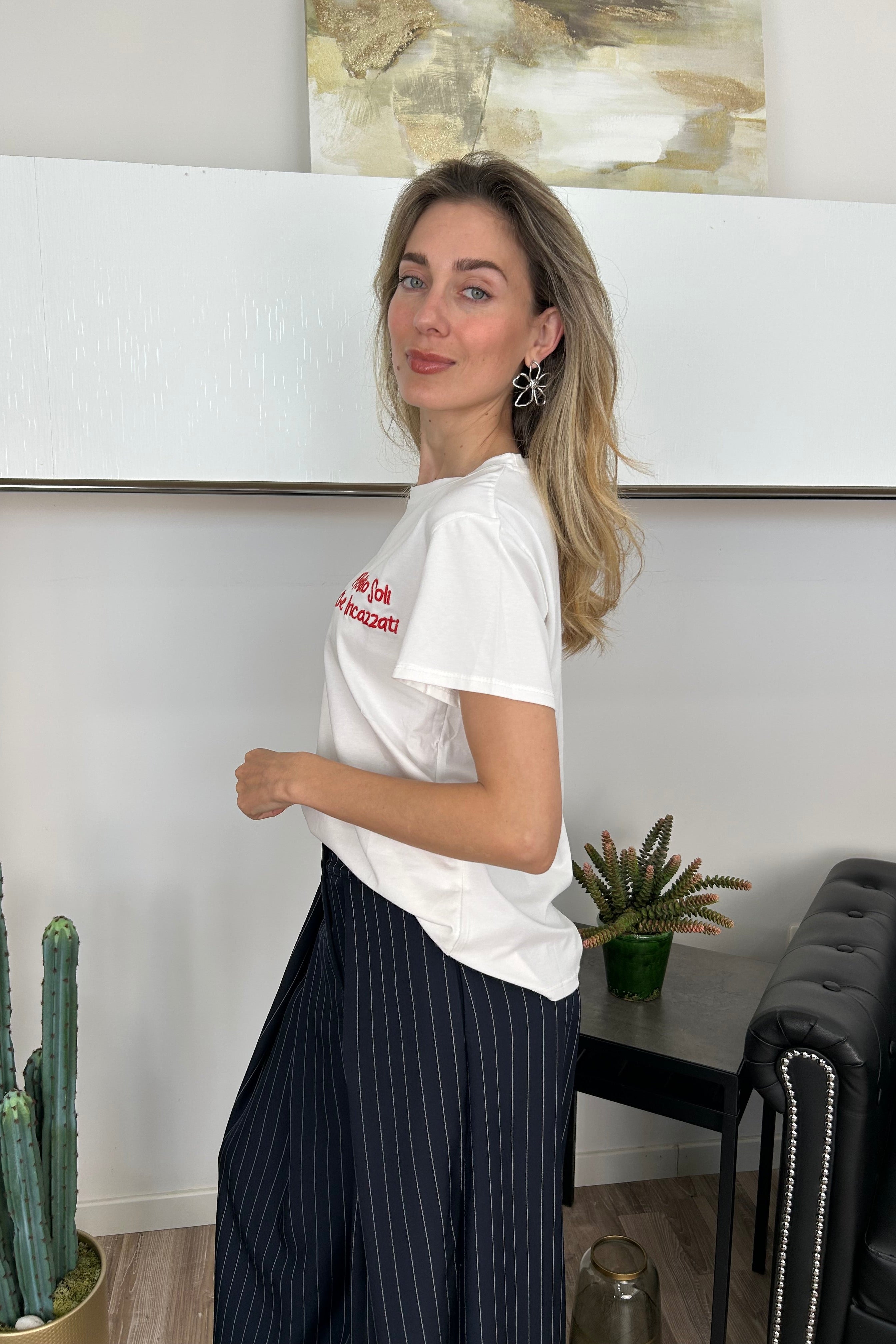 T-SHIRT BIANCA CON SCRITTA ROSSA “MEGLIO SOLI CHE INCAZZATI”