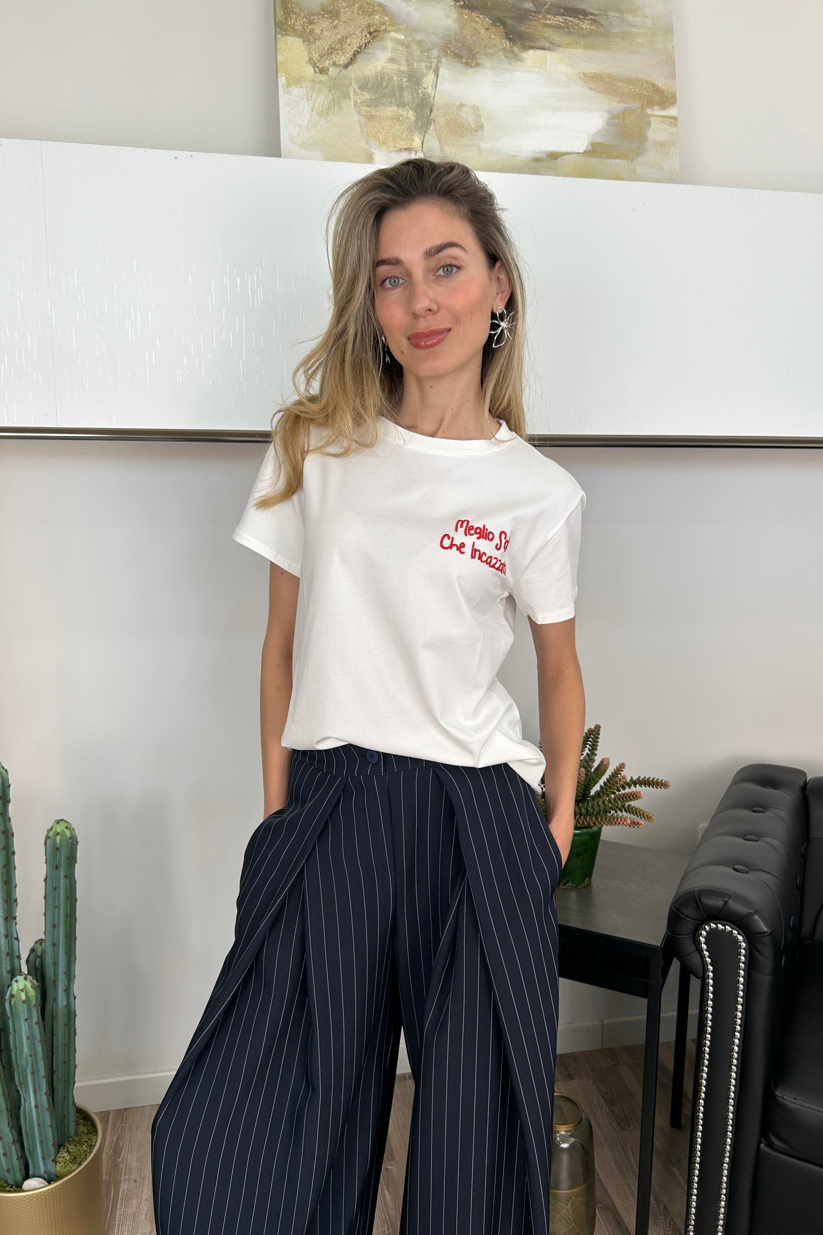 T-SHIRT BIANCA CON SCRITTA ROSSA “MEGLIO SOLI CHE INCAZZATI”