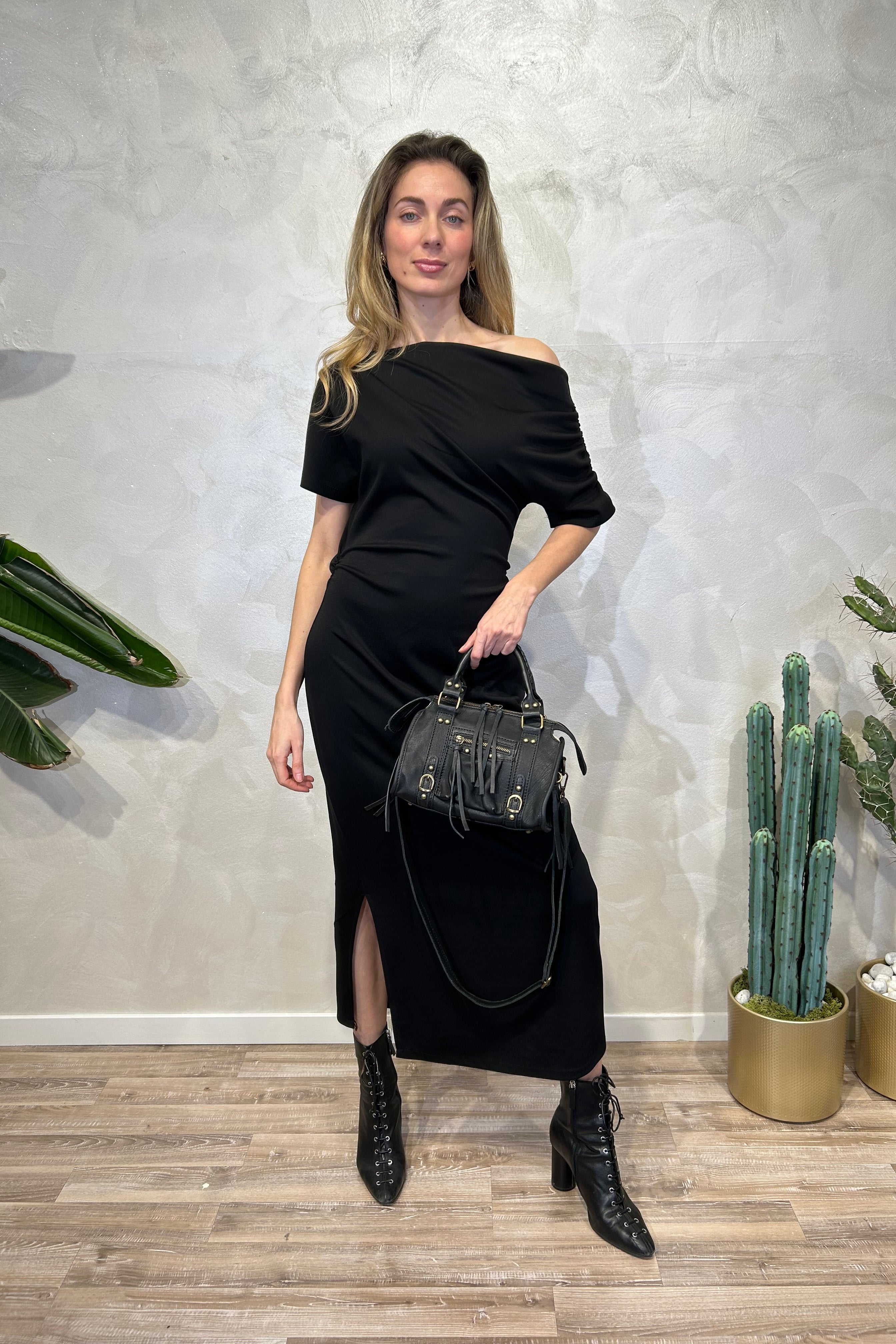 ABITO CON ARRICCIATURA E LINEA SCULTURALE COL NERO