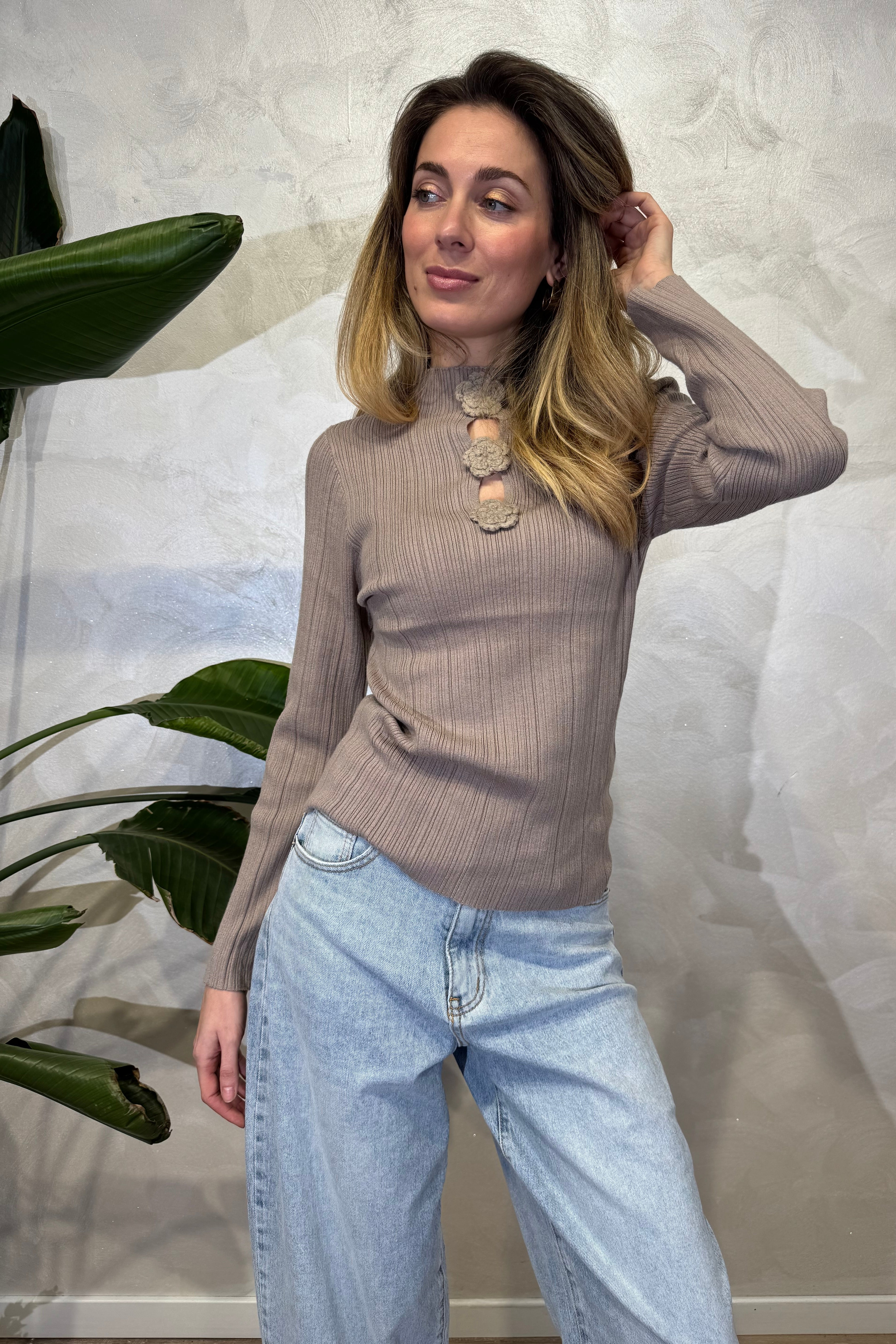 MAGLIA COSTINA CON DETTAGLI FLOWER COL. SABBIA