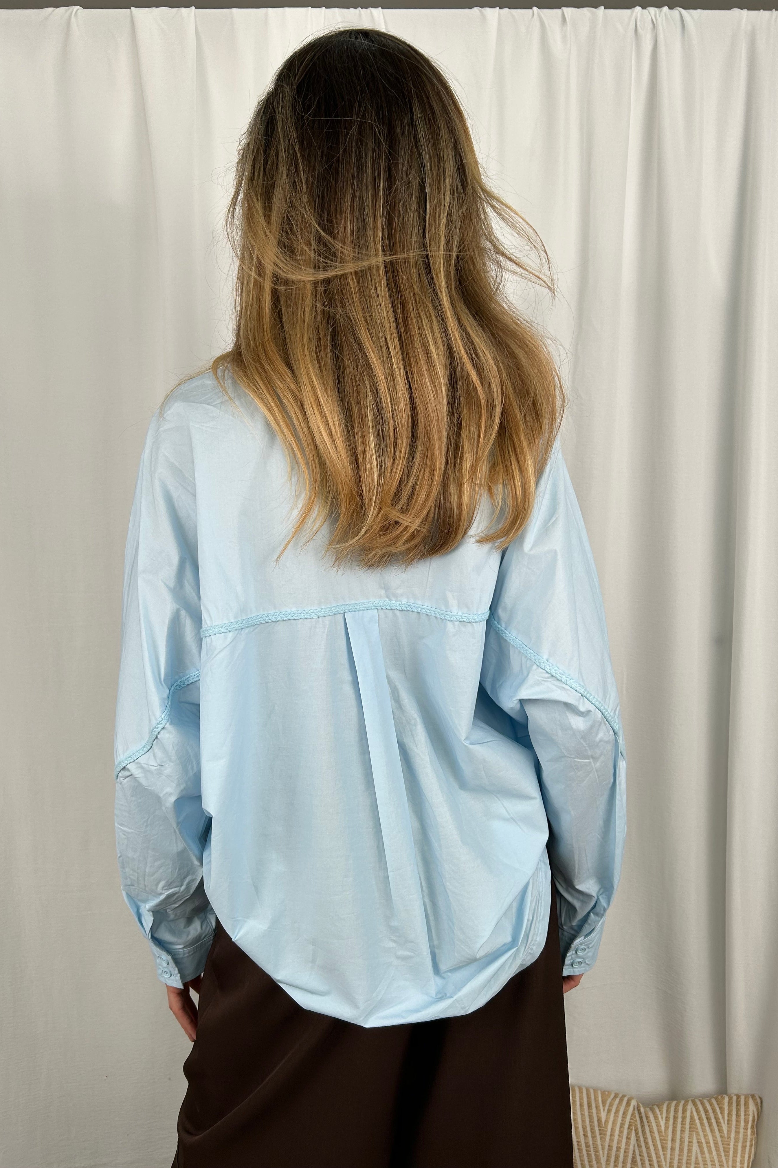 CAMICIA CON DETTAGLI IN PASSAMANERIA INTRECCIATA SUL DAVANTI E SU MANICHE COL. CELESTE