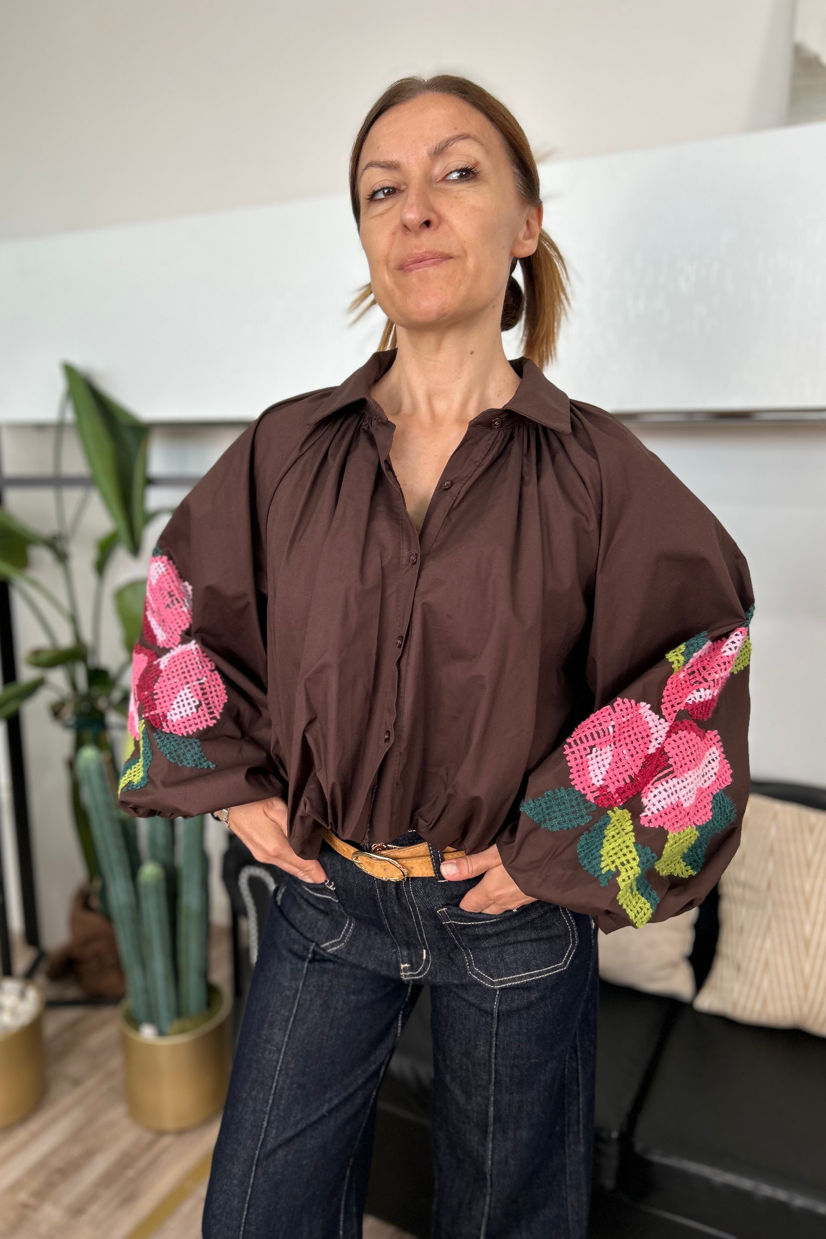 CAMICIA MANICA RAGLAN CON FONDO EFFETTO BALLOON CON RICAMI FLOREALI COL. MOKA