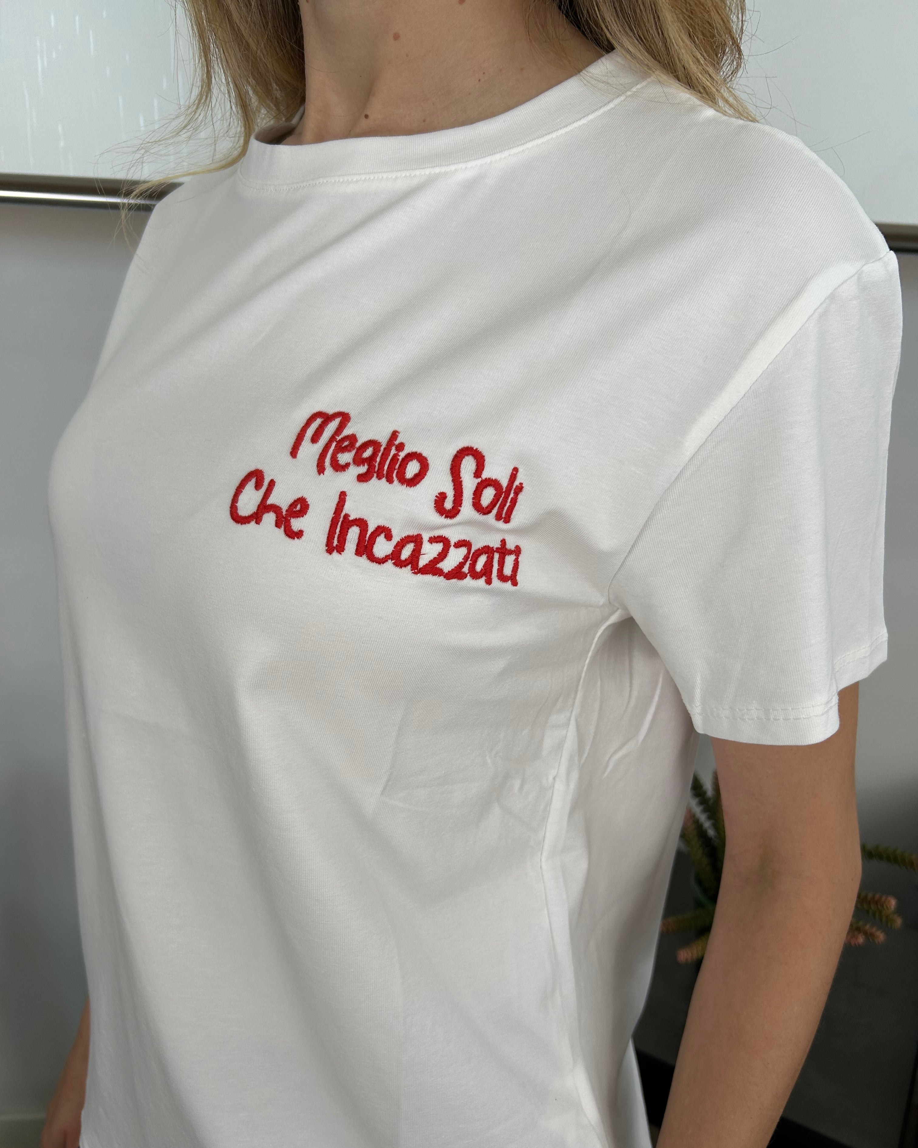 T-SHIRT BIANCA CON SCRITTA ROSSA “MEGLIO SOLI CHE INCAZZATI”