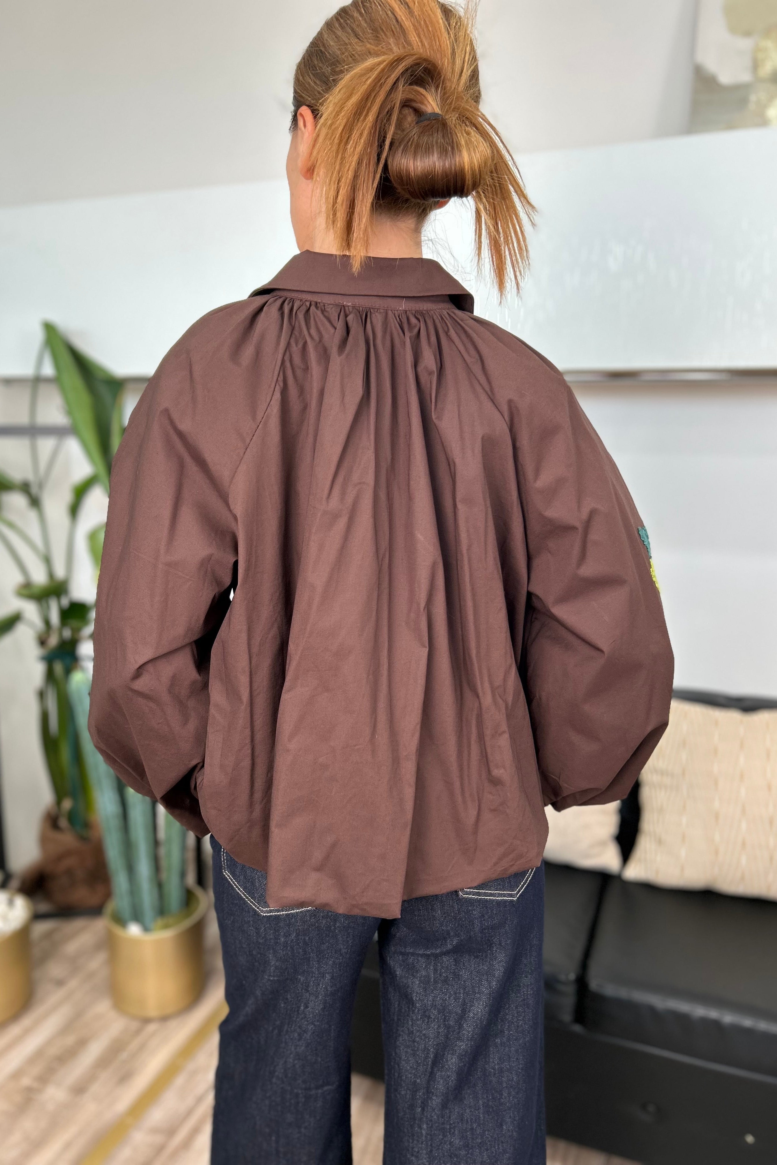 CAMICIA MANICA RAGLAN CON FONDO EFFETTO BALLOON CON RICAMI FLOREALI COL. MOKA