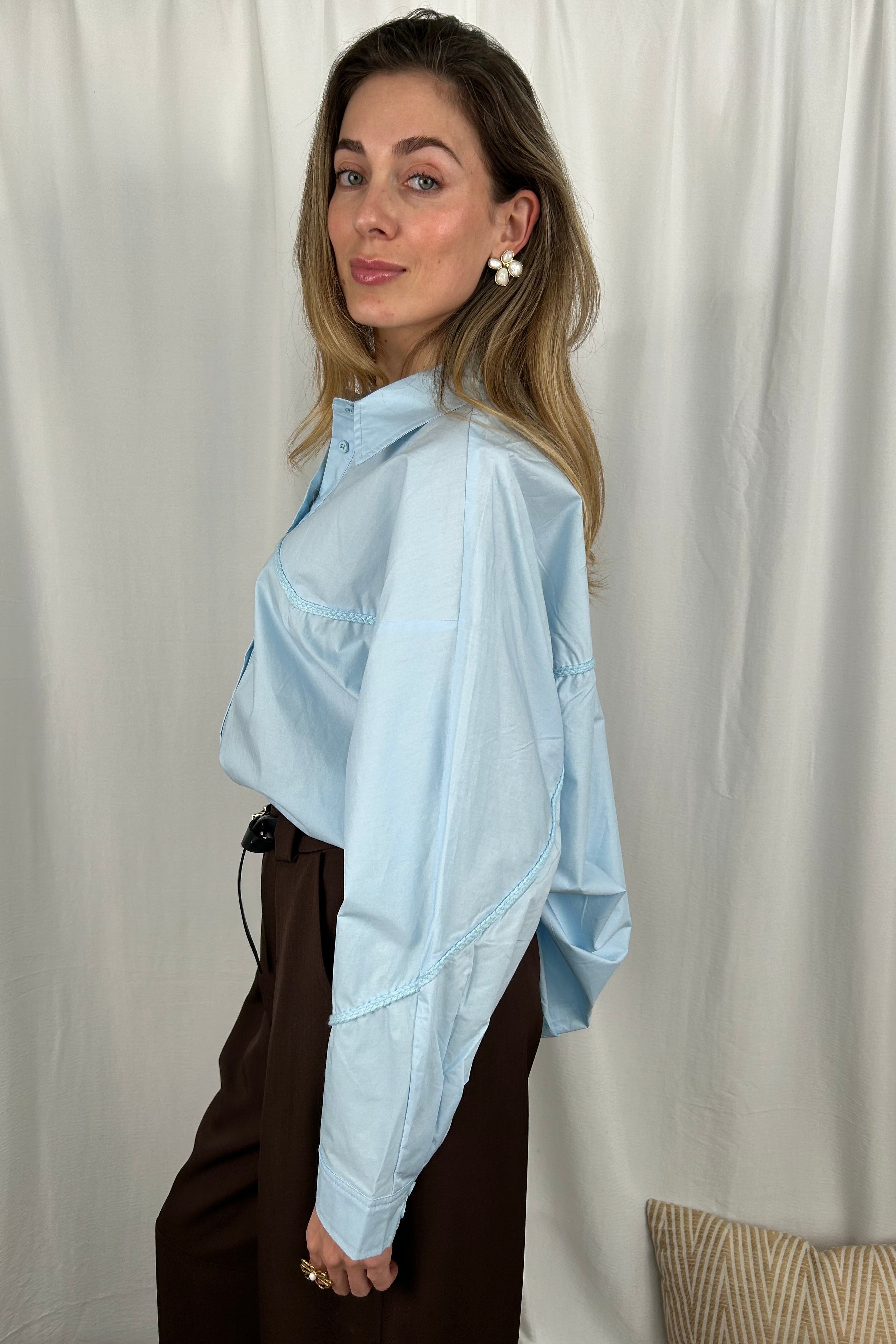 CAMICIA CON DETTAGLI IN PASSAMANERIA INTRECCIATA SUL DAVANTI E SU MANICHE COL. CELESTE
