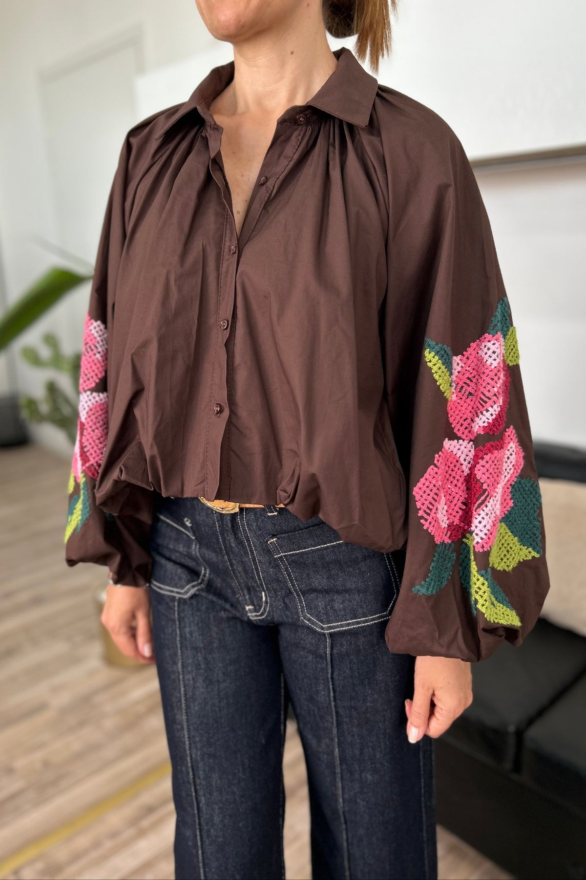 CAMICIA MANICA RAGLAN CON FONDO EFFETTO BALLOON CON RICAMI FLOREALI COL. MOKA