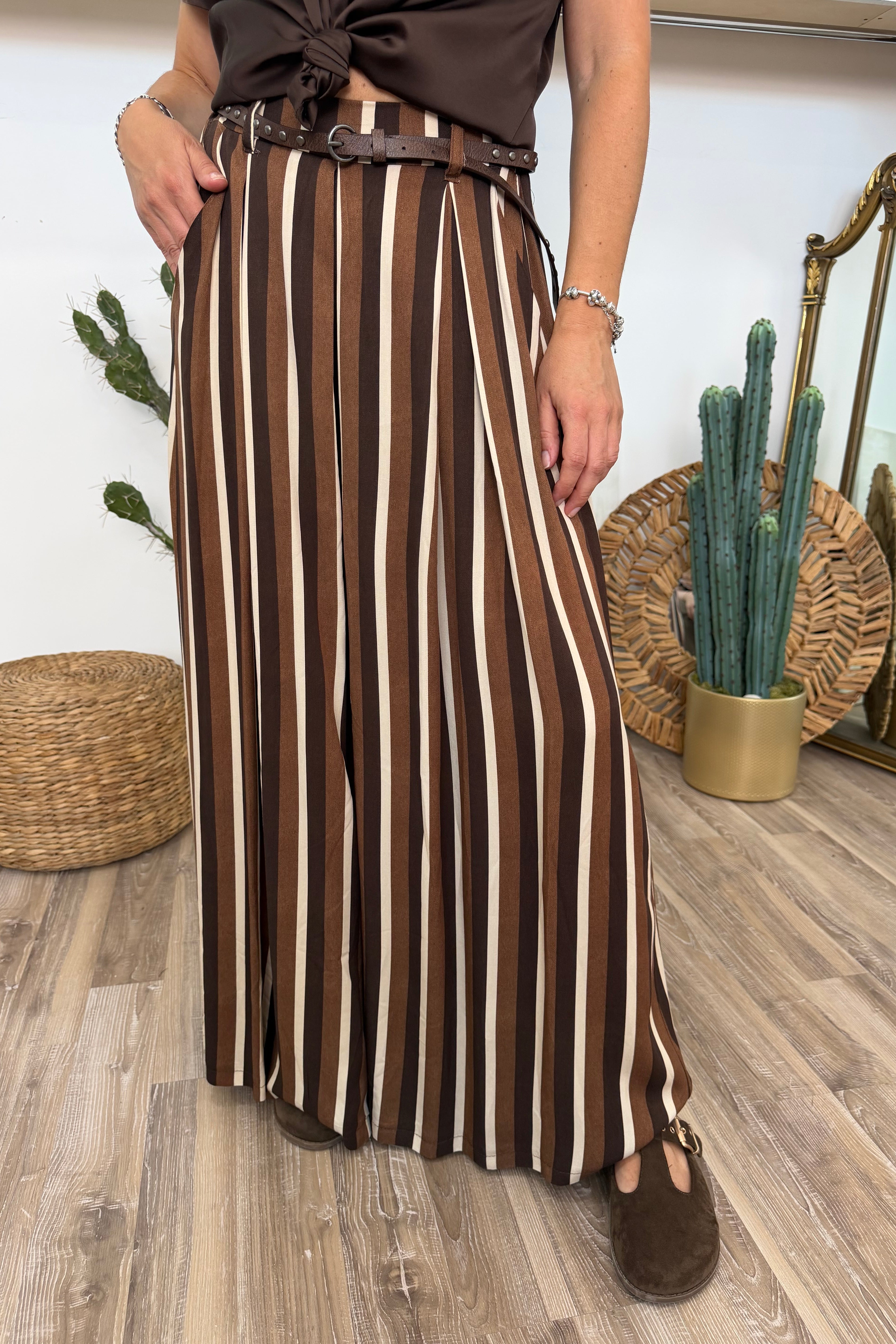 PANTALONE A PALAZZO RIGHE NEUTRE CON CINTURA ECOPELLE CON BORCHIE COL. MORO