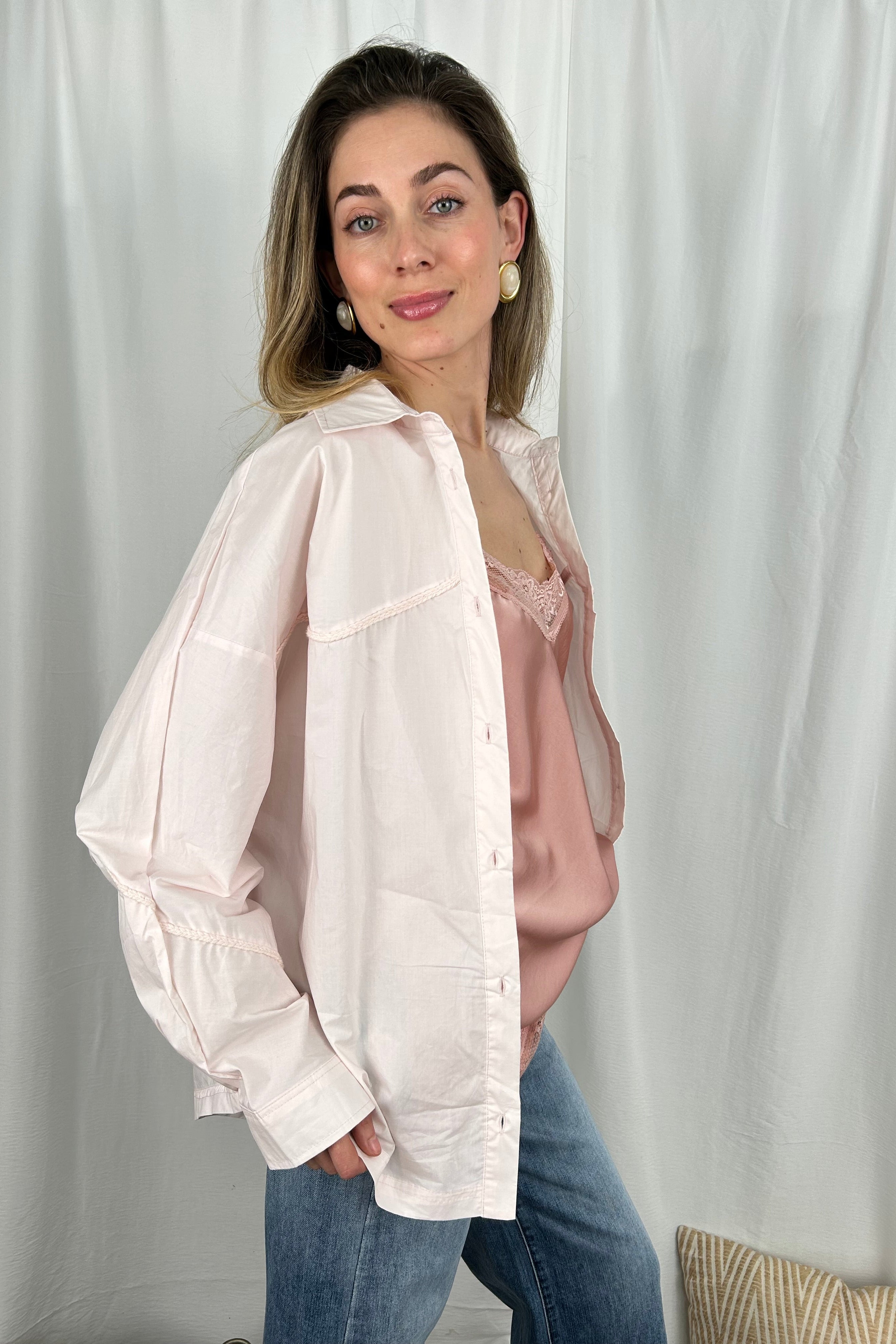 CAMICIA CON DETTAGLI IN PASSAMANERIA INTRECCIATA SUL DAVANTI E SU MANICHE COL.ROSA